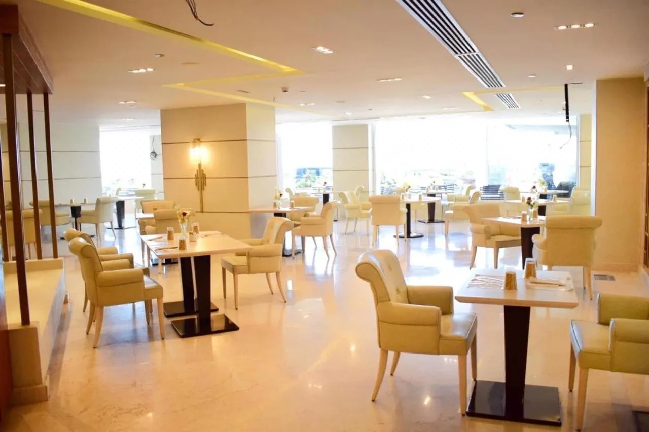 Restaurant/places to eat in Romance Alexandria Hotel