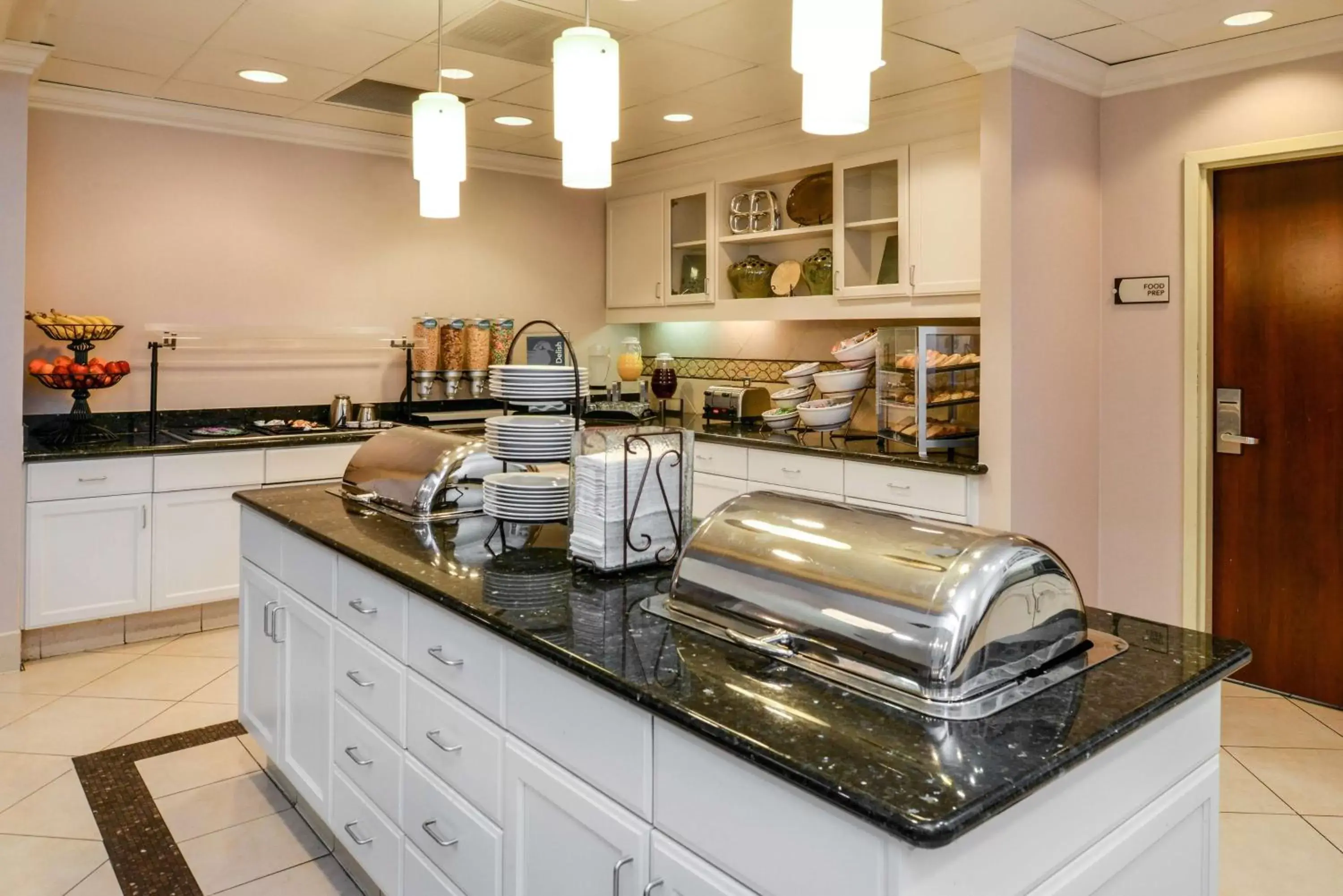 Breakfast, Kitchen/Kitchenette in Homewood Suites by Hilton Fresno