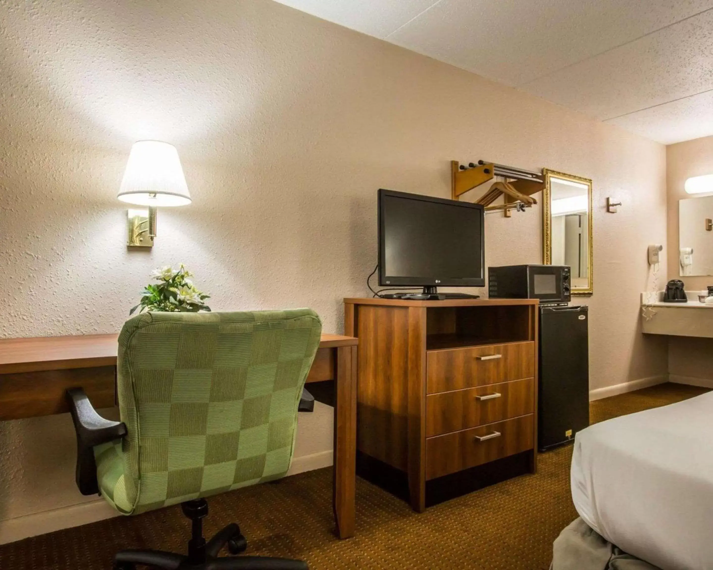 Photo of the whole room, TV/Entertainment Center in Econo Lodge Inn & Suites At Fort Moore