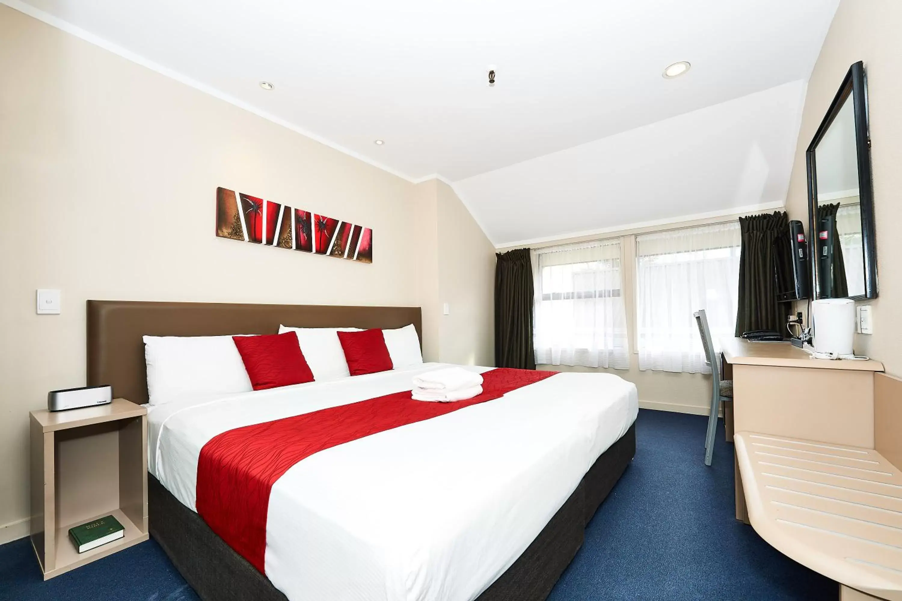 Photo of the whole room, Bed in Mount Richmond Hotel