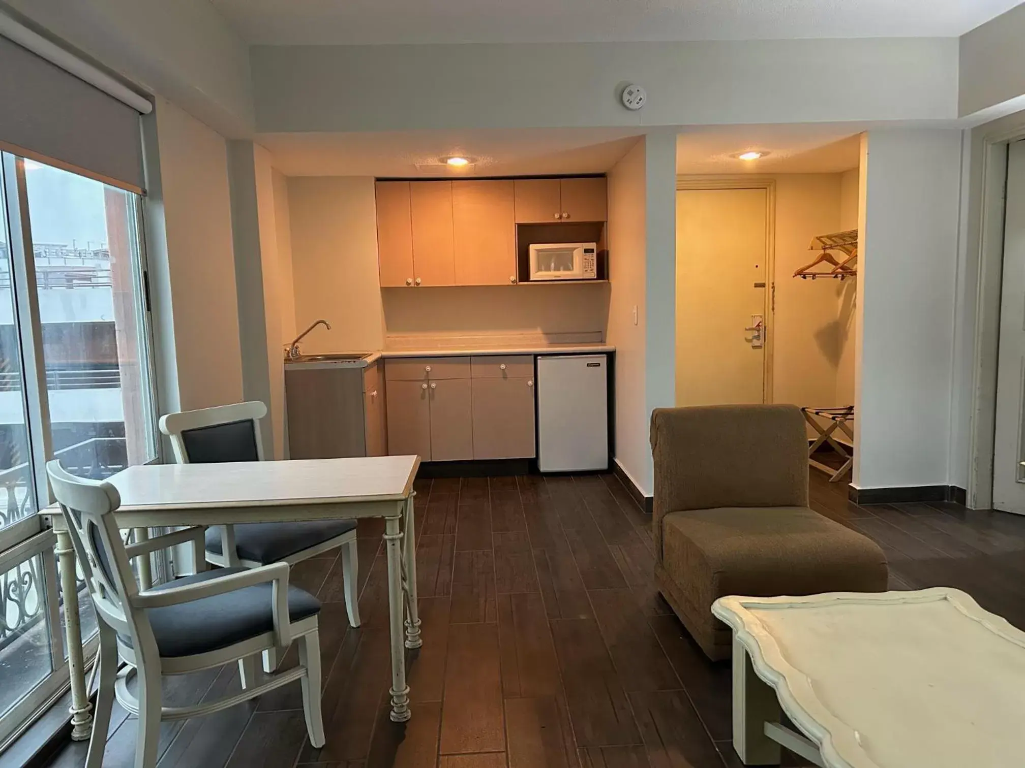 Kitchen or kitchenette, Seating Area in Hotel Parque Central