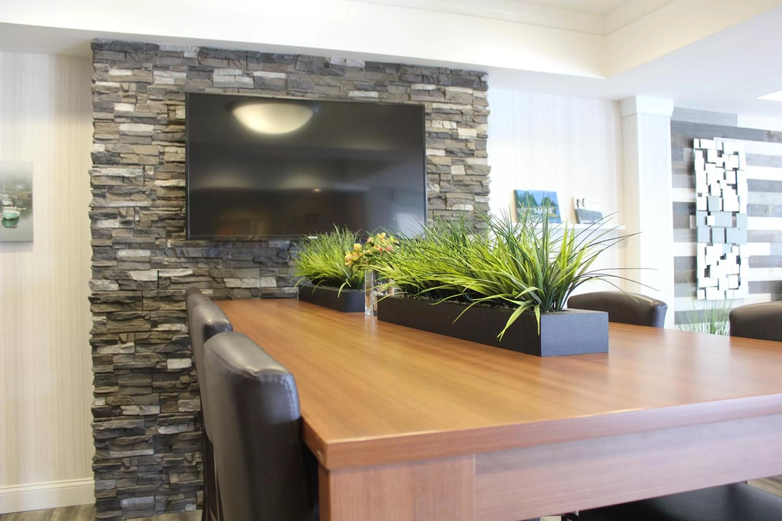 Communal lounge/ TV room in York Microtel Inn & Suites by Wyndham