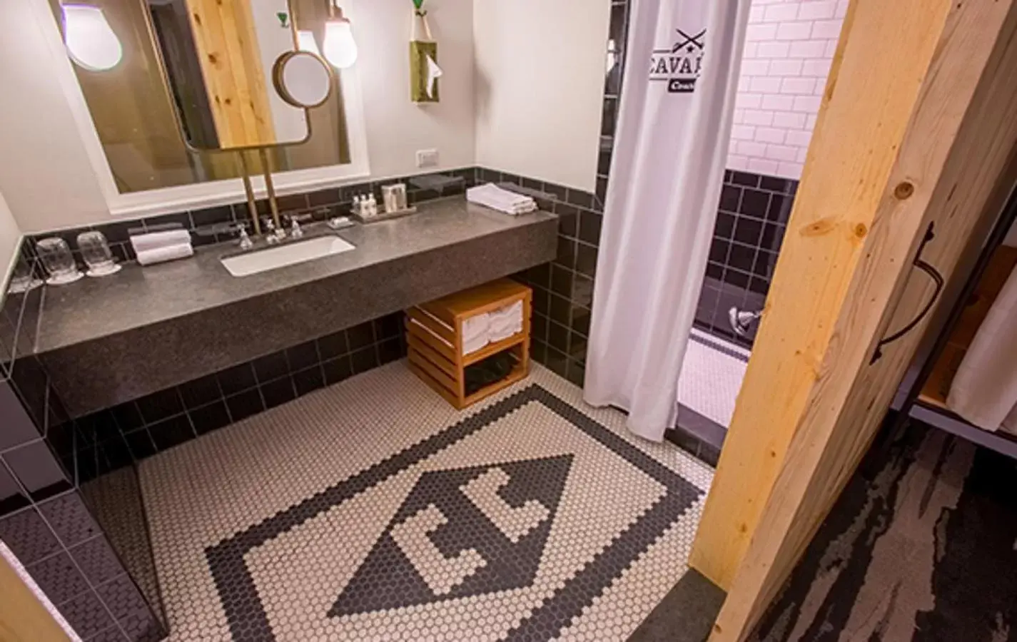 Bathroom, Kitchen/Kitchenette in Cavalry Court, by Valencia Hotel Group