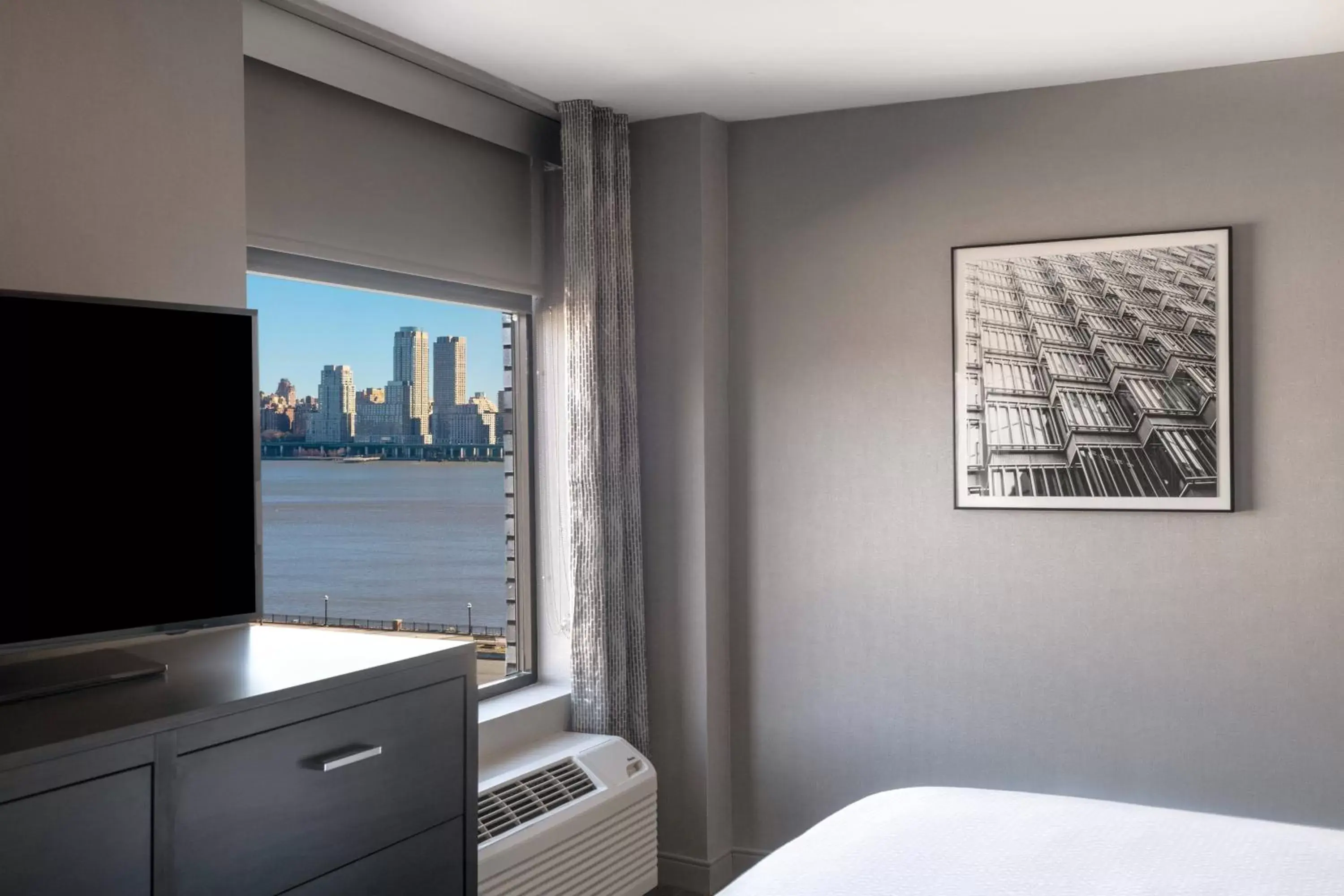 Bedroom, TV/Entertainment Center in Residence Inn by Marriott Weehawken