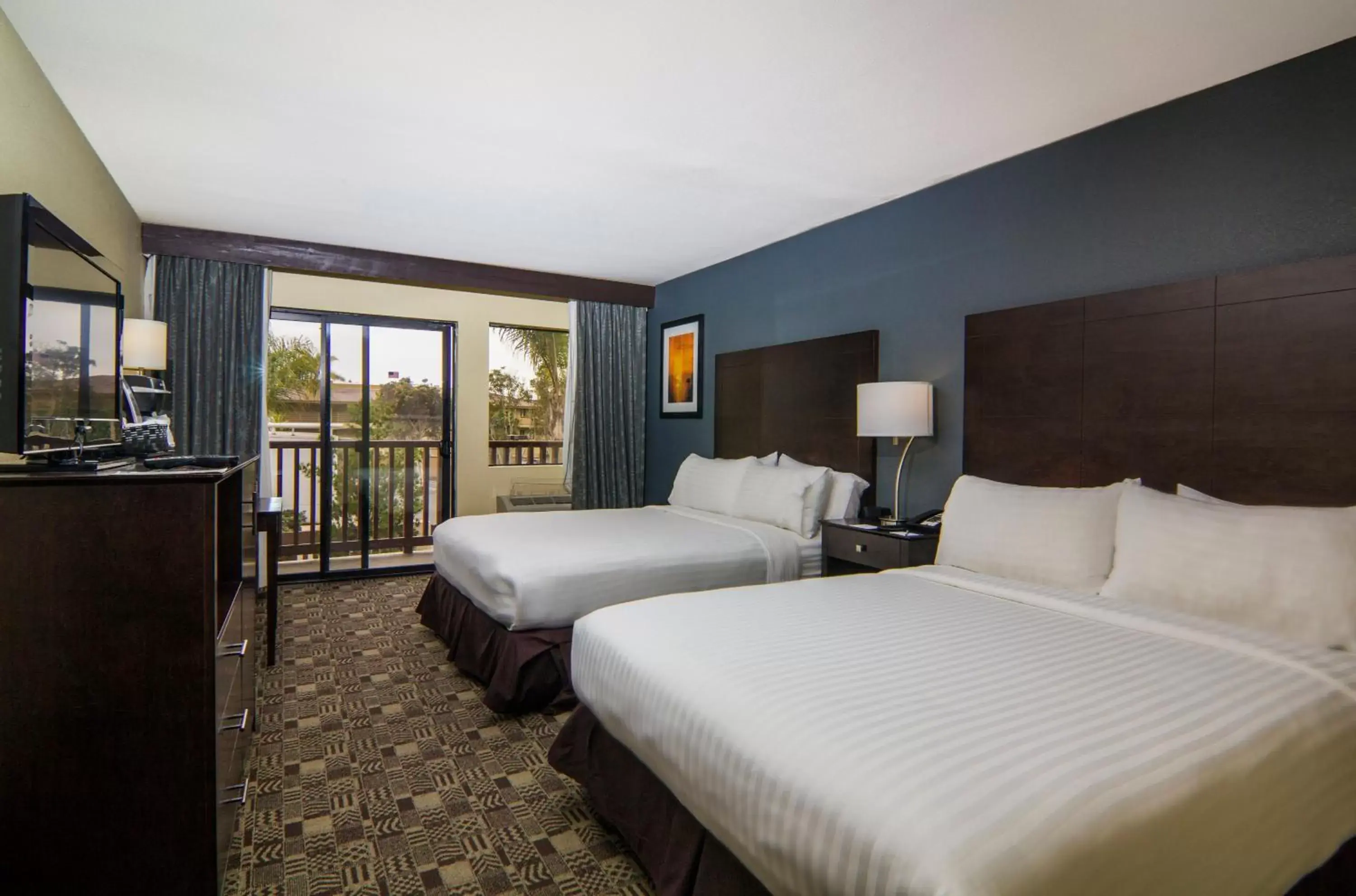 Photo of the whole room, Bed in Holiday Inn Express Hotel & Suites Solana Beach-Del Mar, an IHG Hotel