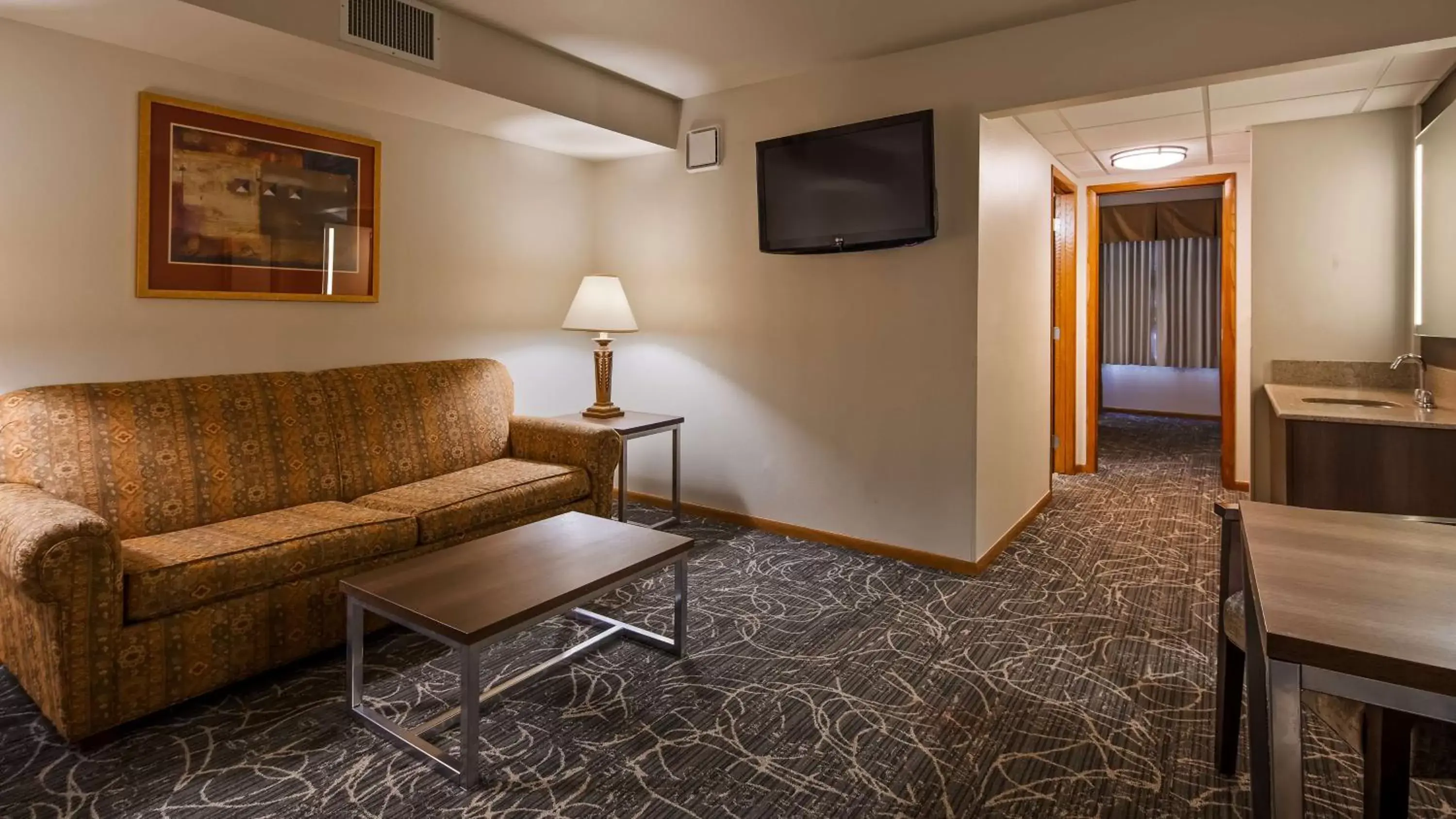 Photo of the whole room, Seating Area in Best Western West Towne Suites