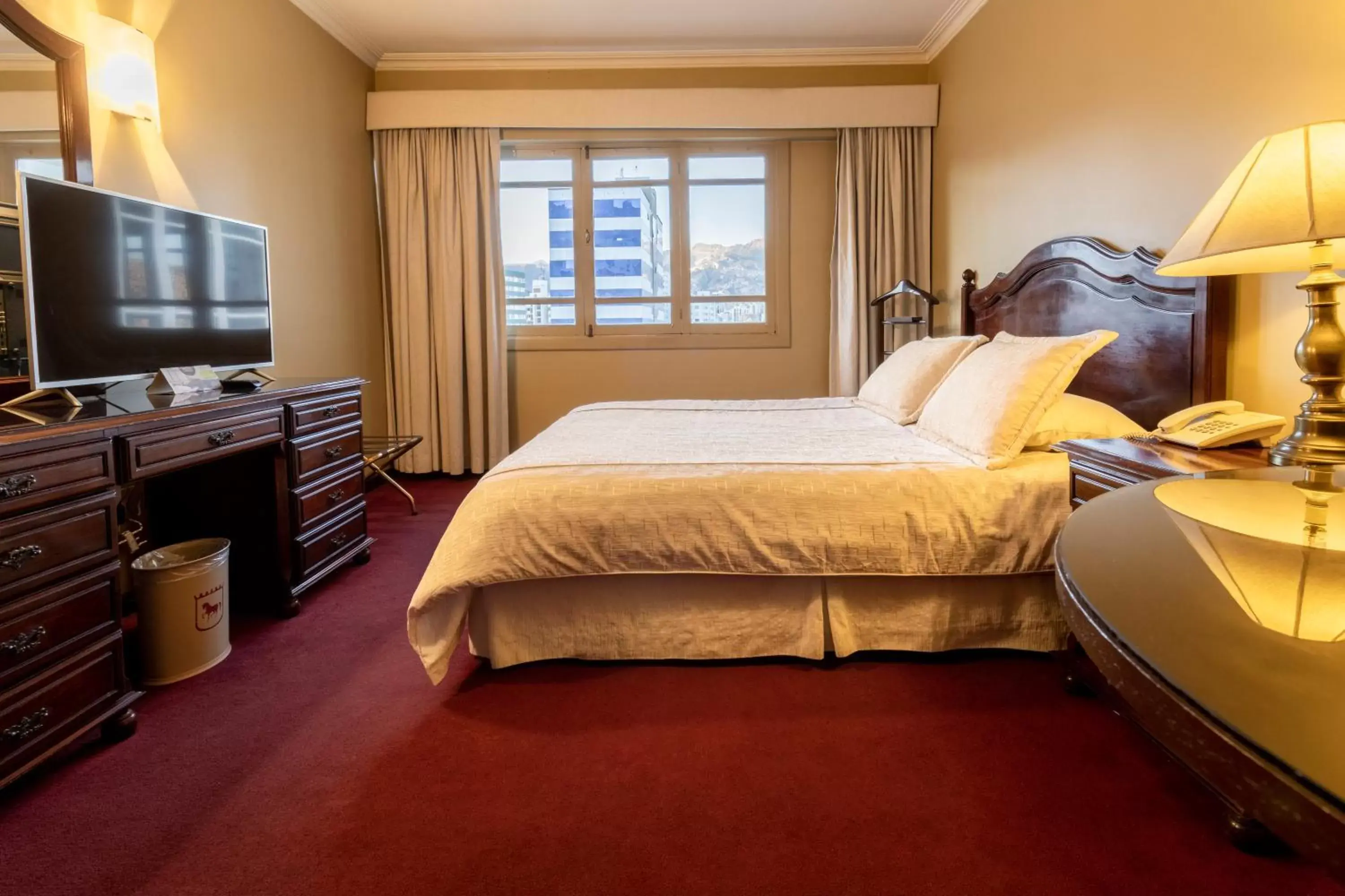 Bedroom, TV/Entertainment Center in El Rey Palace Hotel