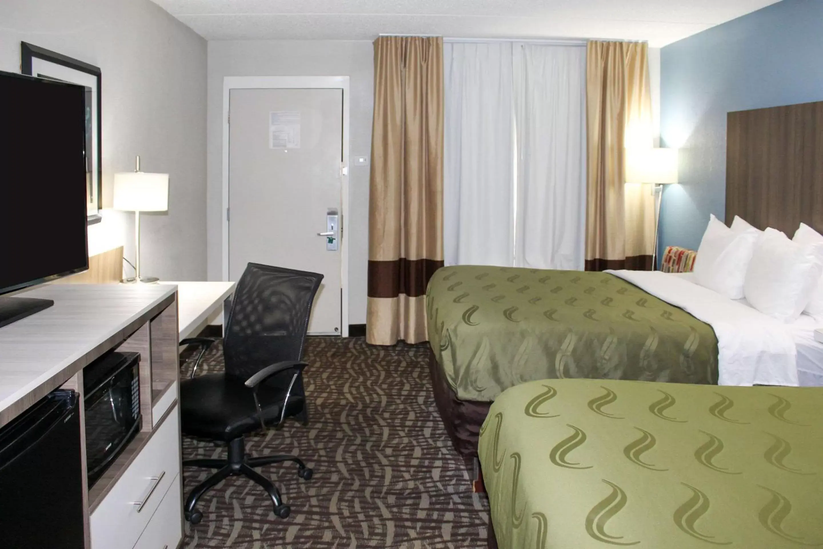 Photo of the whole room, TV/Entertainment Center in Quality Inn Athens I-65 / Huntsville Area West