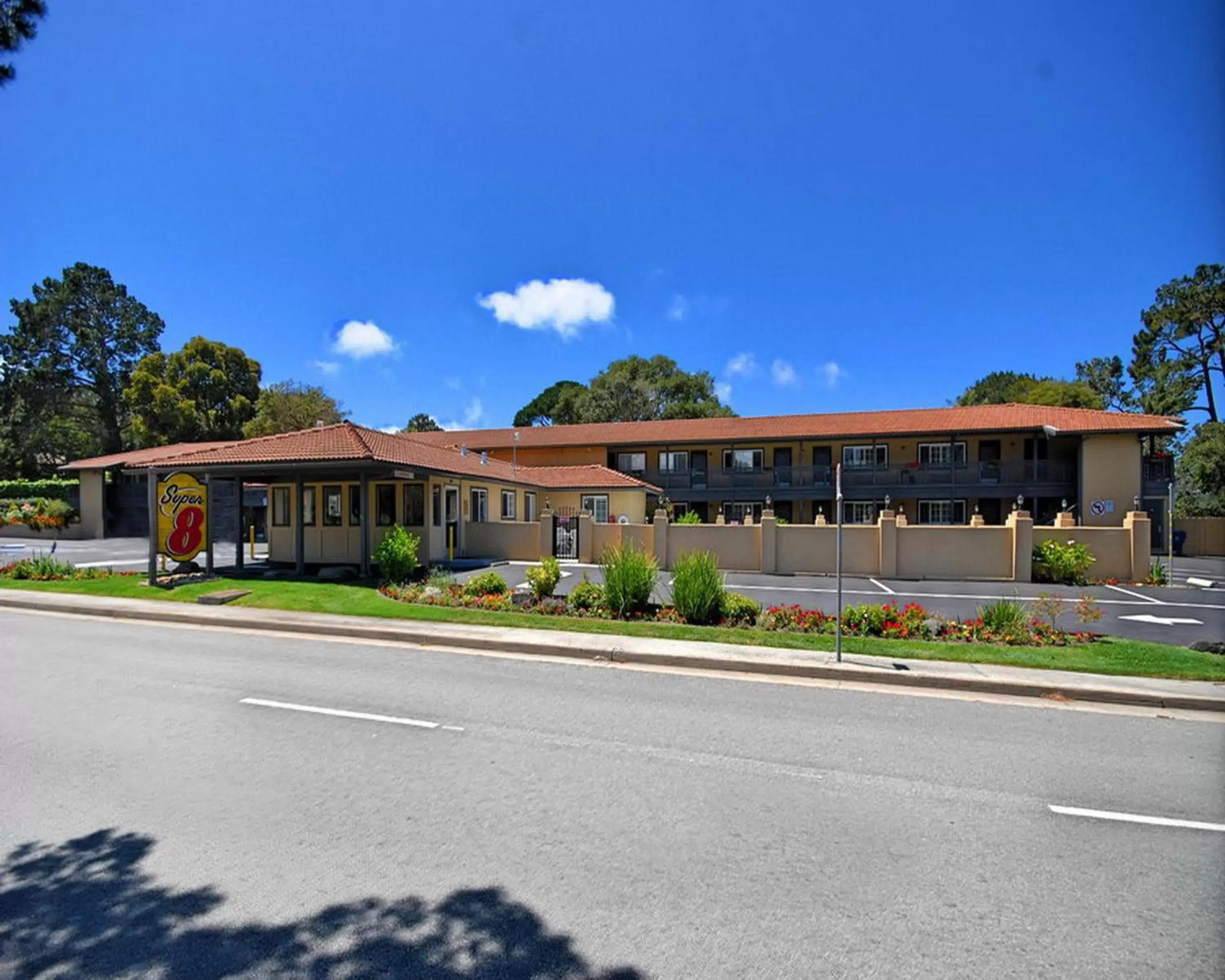 Facade/entrance, Property Building in Super 8 by Wyndham Monterey Fisherman's Wharf Aquarium