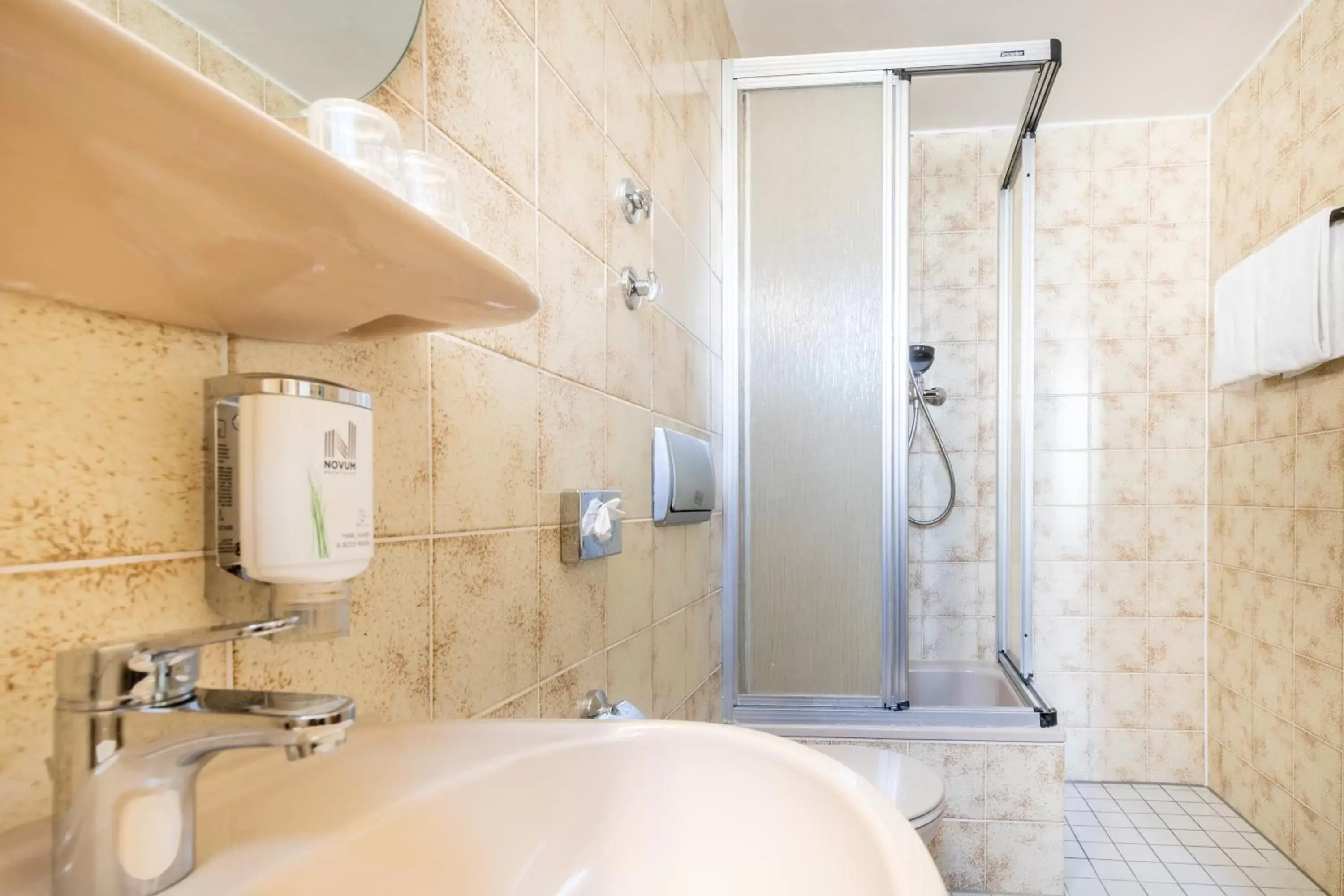 Shower, Bathroom in Novum Hotel Leonet Köln Altstadt