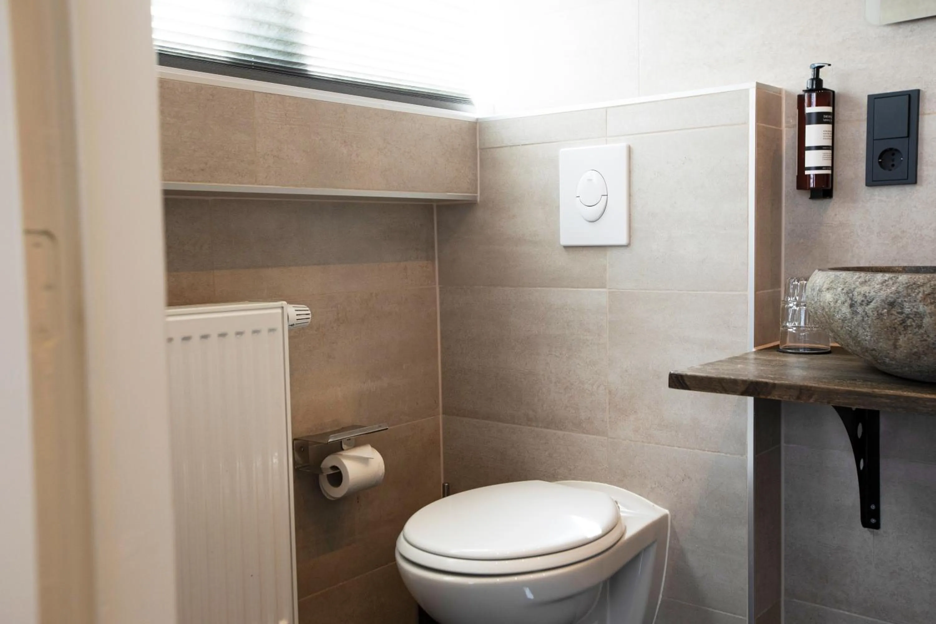 Toilet in Quentin Golden Bear Hotel