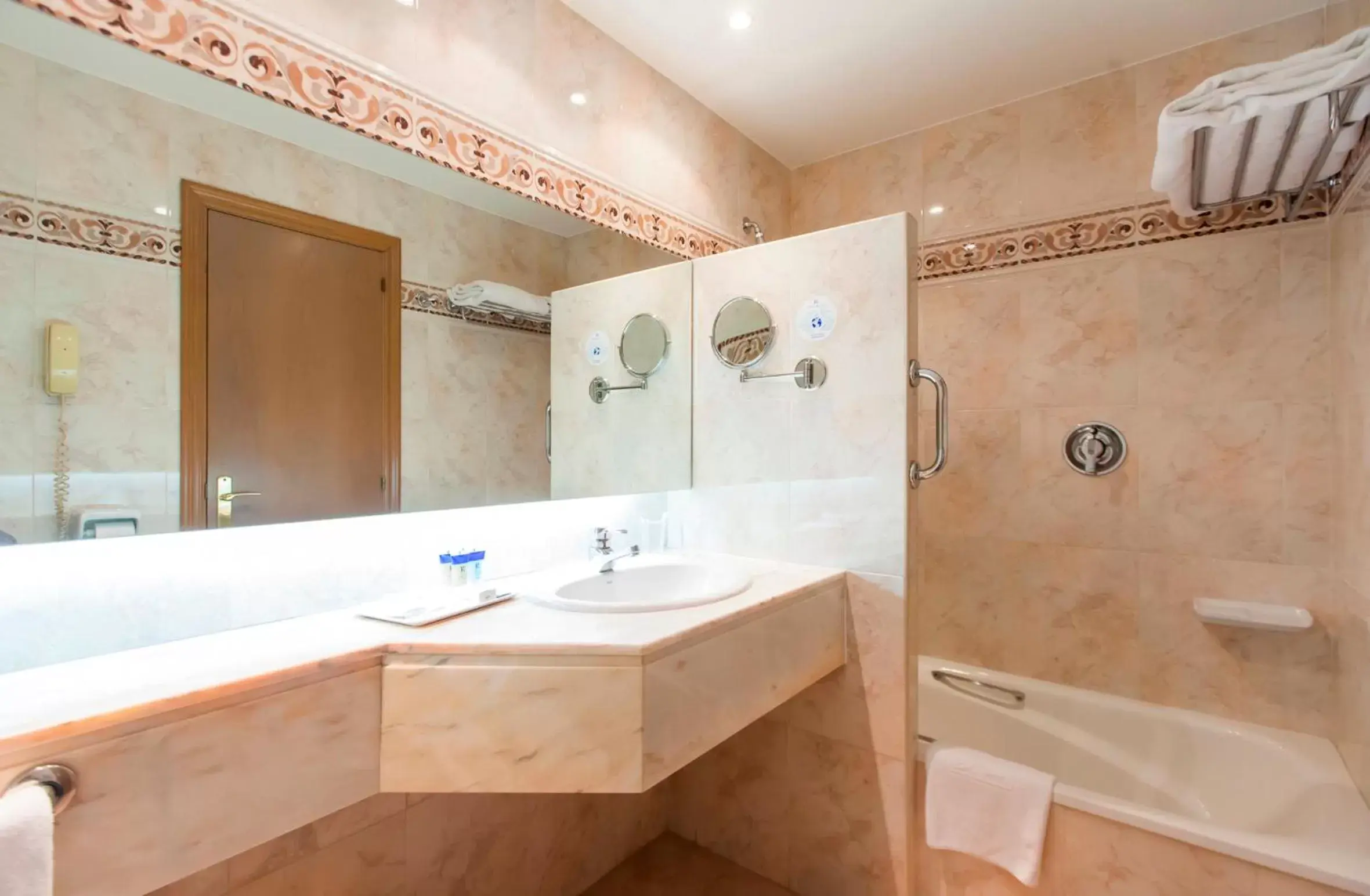 Bathroom in Hotel Albret