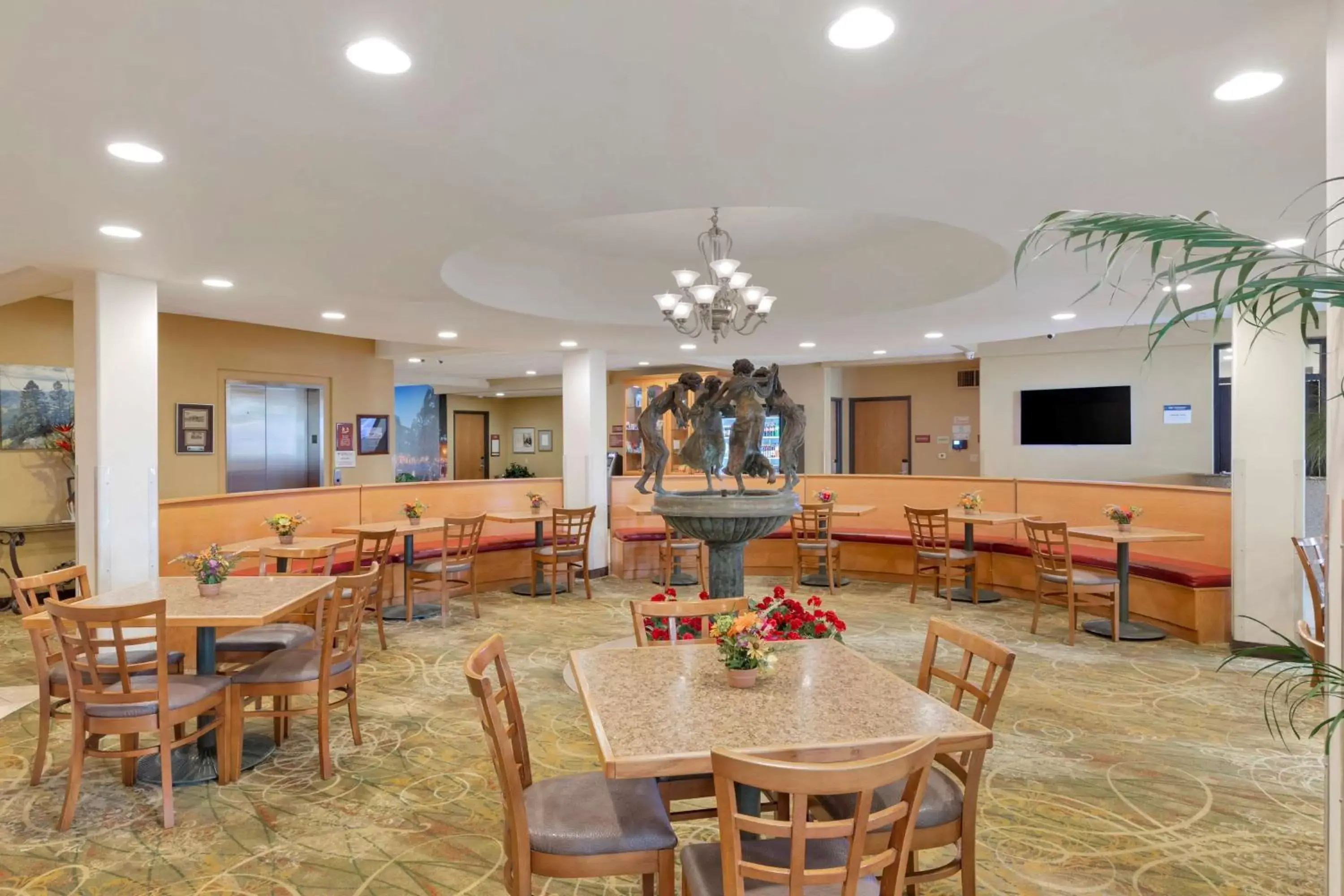 Breakfast, Restaurant/Places to Eat in Best Western Plus Swiss Chalet Hotel & Suites