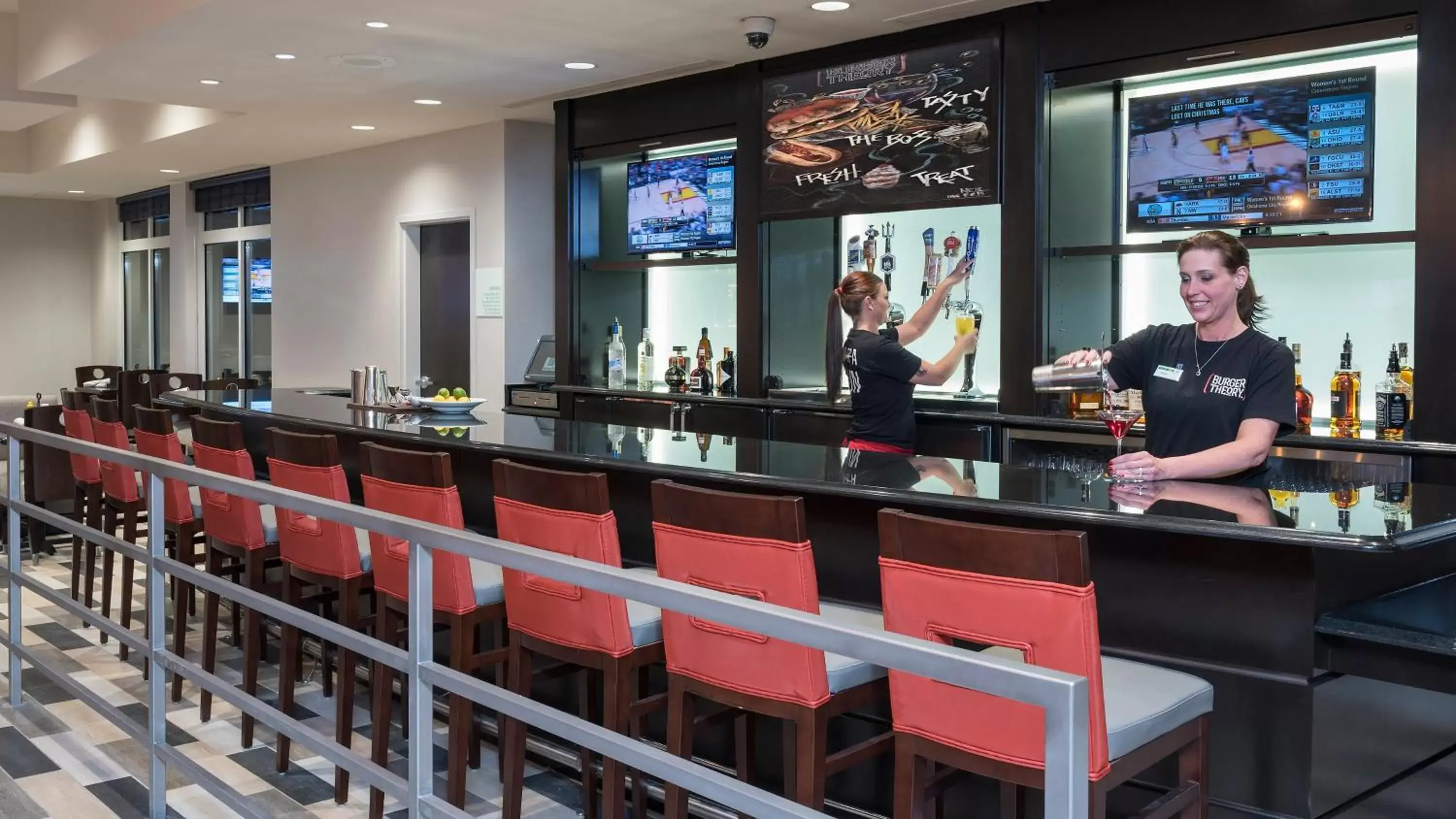 Lounge or bar in Holiday Inn Indianapolis Airport, an IHG Hotel