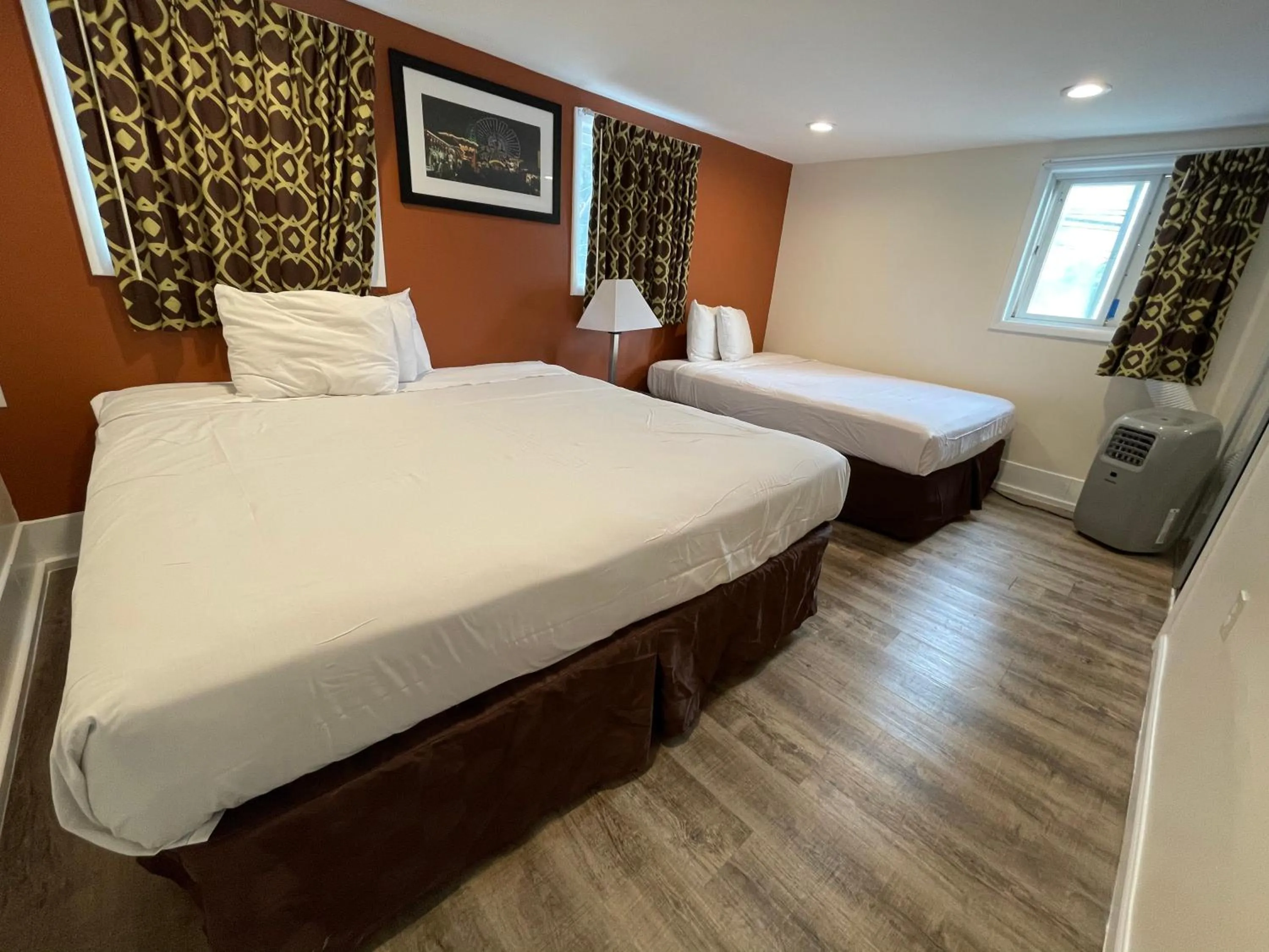 Bed in Wildwood Inn Hotel Beach & Boardwalk