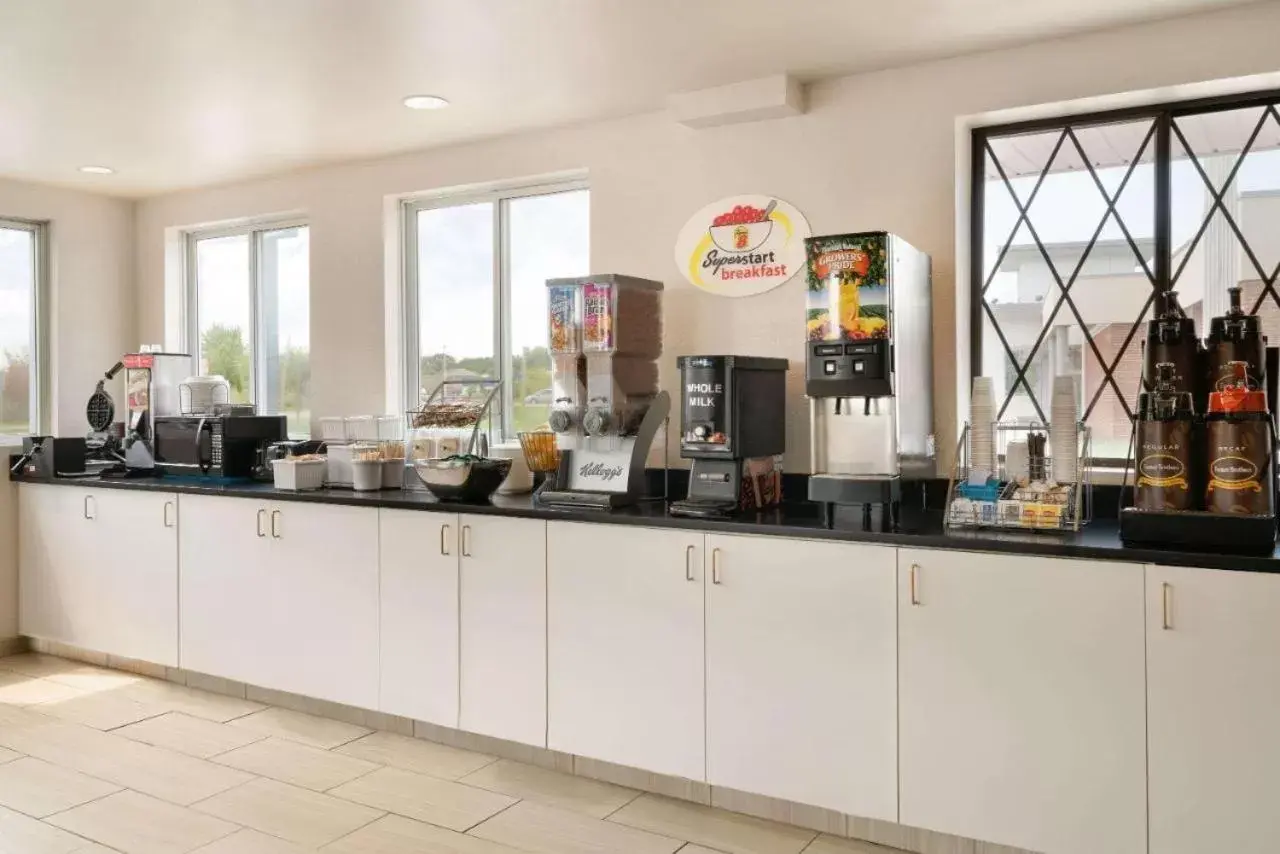 Coffee/tea facilities, Restaurant/Places to Eat in Super 8 by Wyndham Portland/Westbrook Area