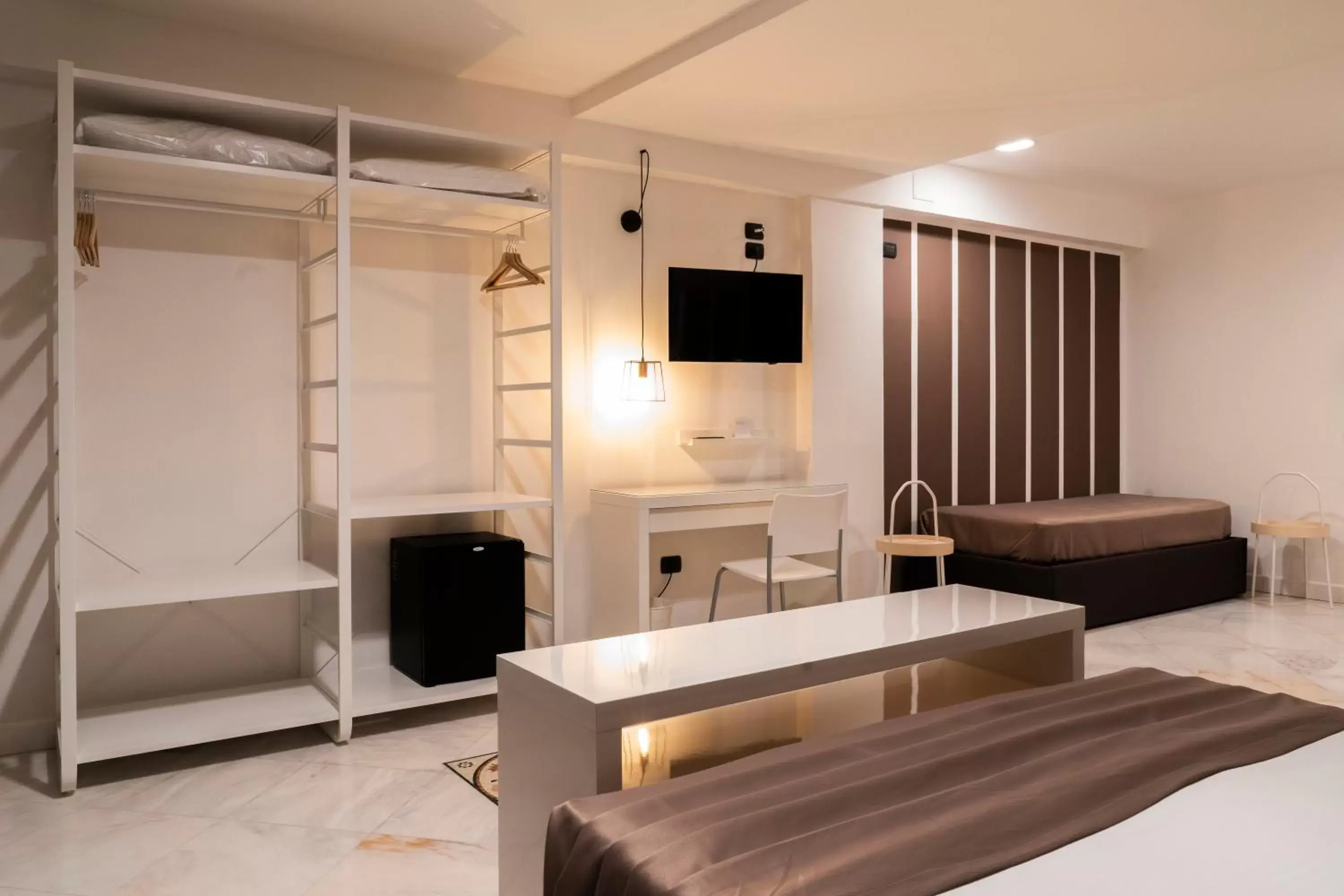 Bedroom, TV/Entertainment Center in Hotel Continental