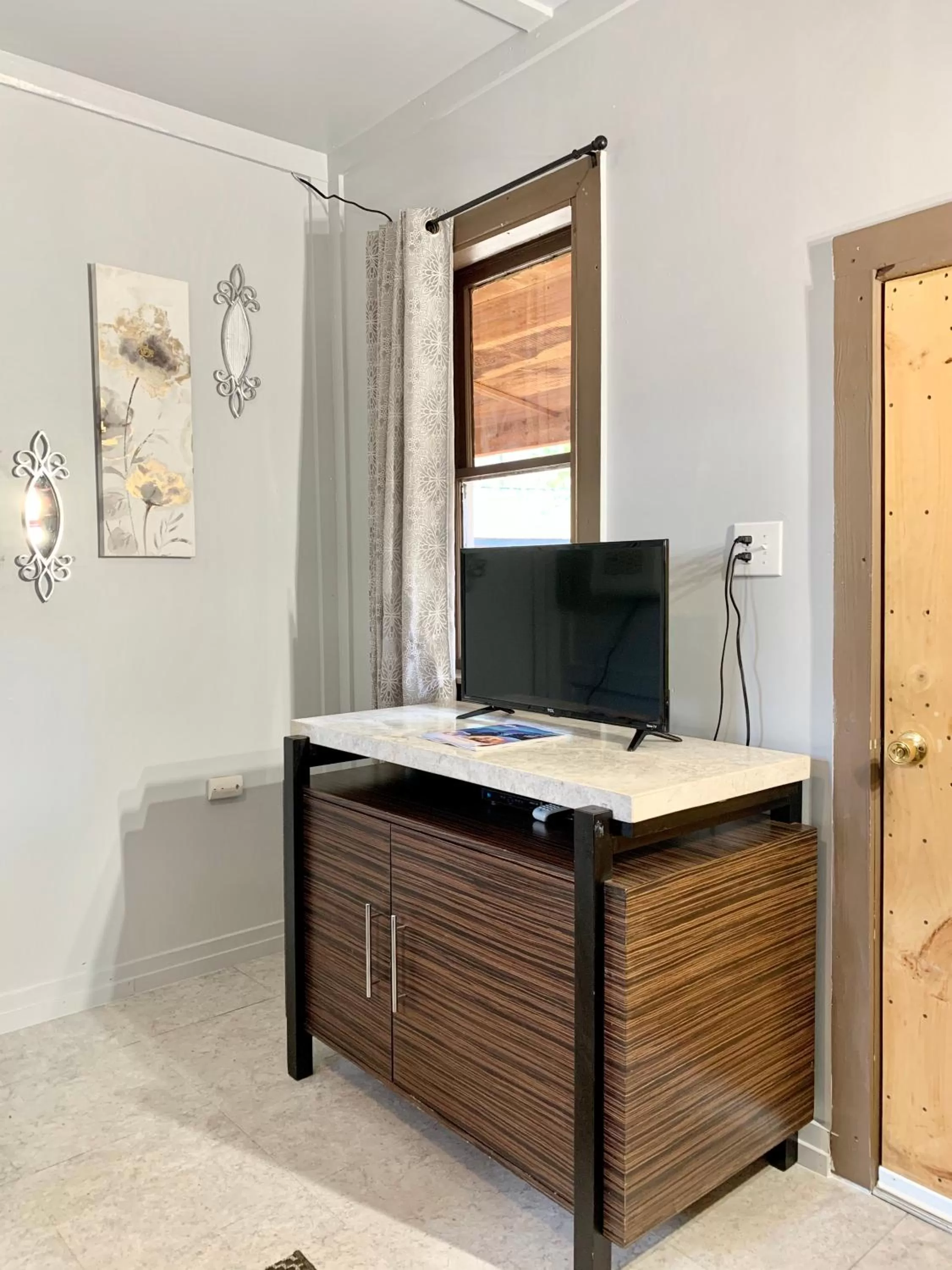 Communal lounge/ TV room in Spring Creek Hotel