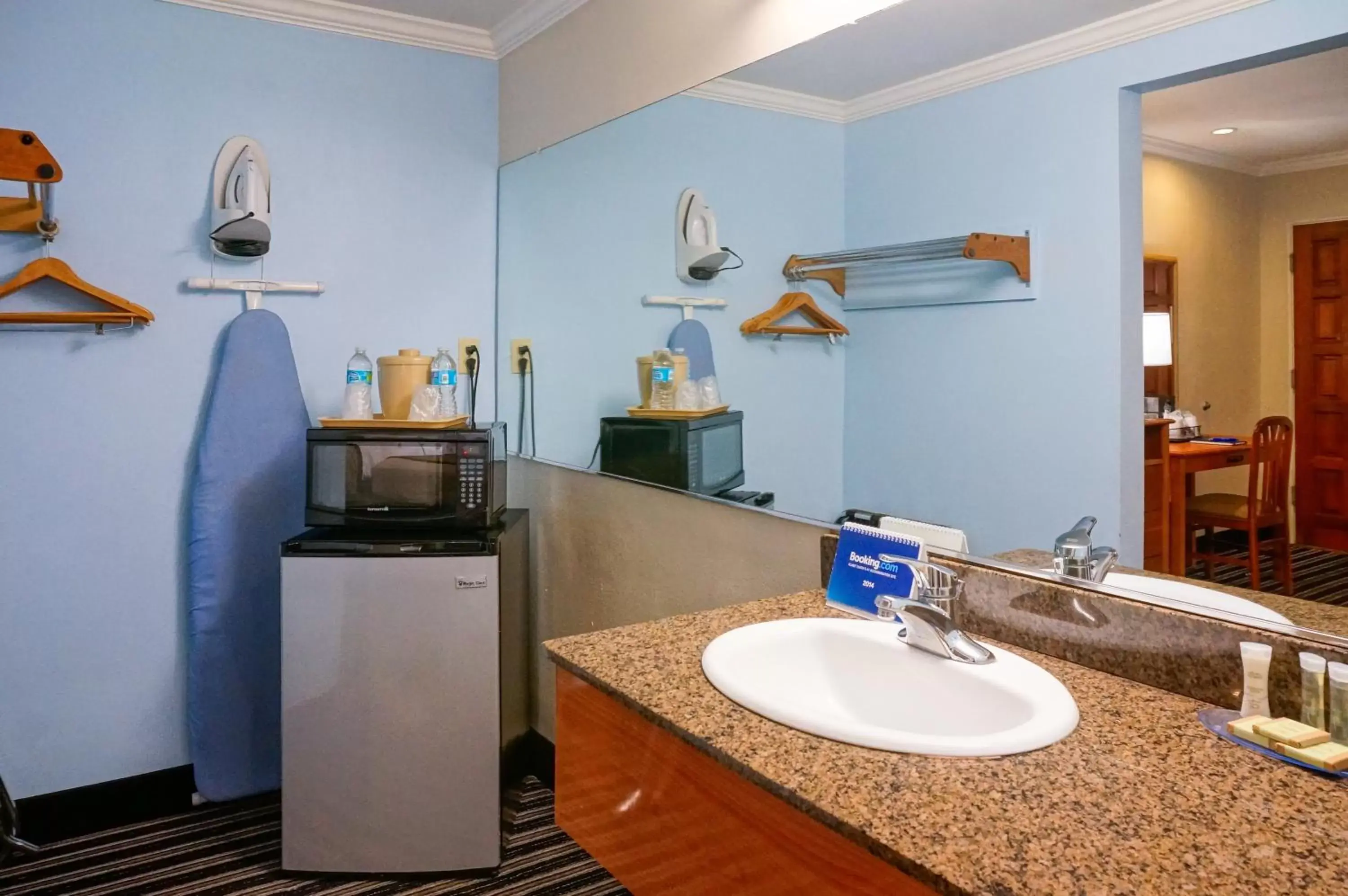 Bathroom in Hotel Parmani Near Stanford University Bathroom in Hotel Parmani Near Stanford University