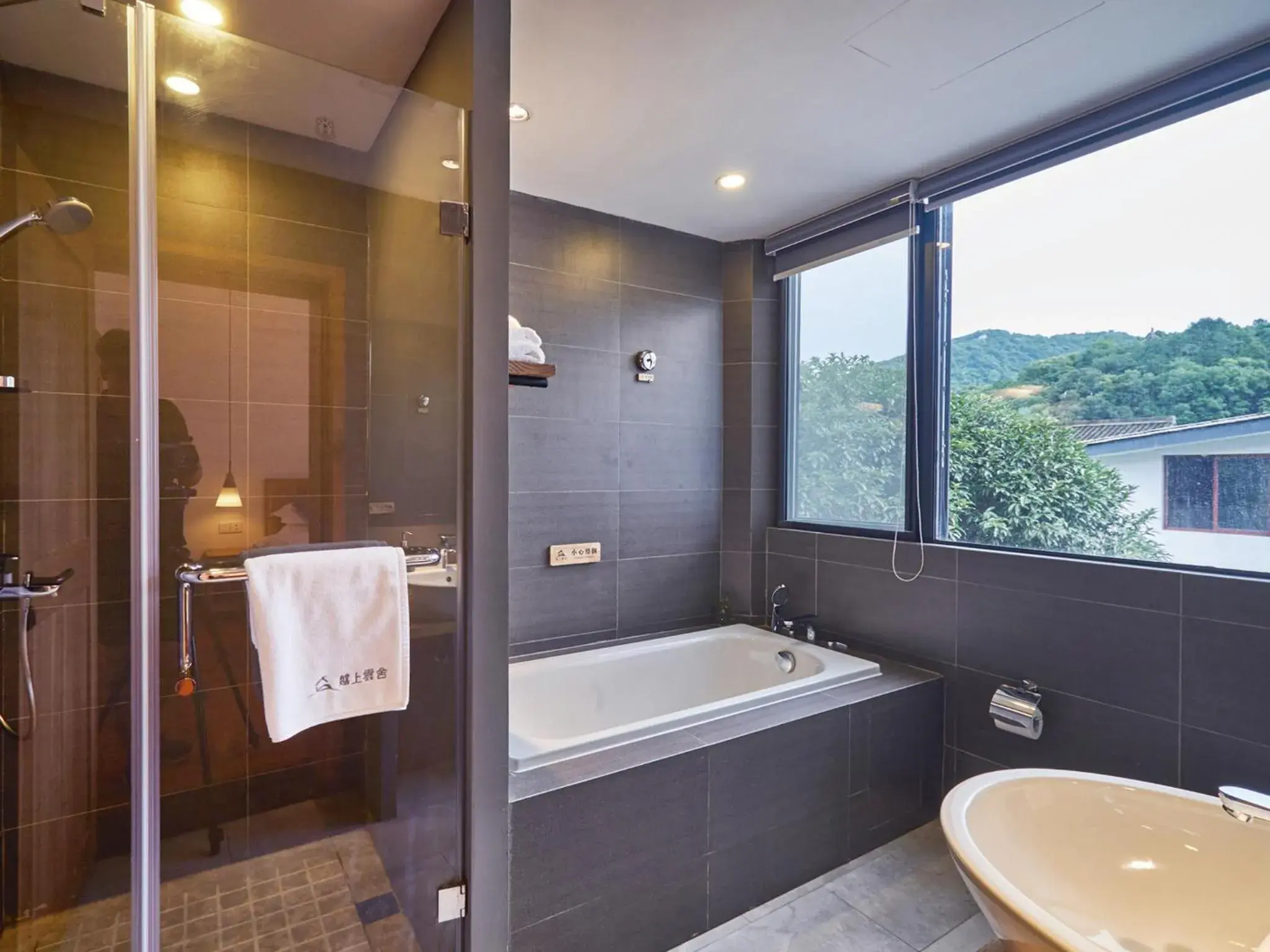 Shower, Bathroom in Hangzhou Yueshang Yunshe Boutique Hostel