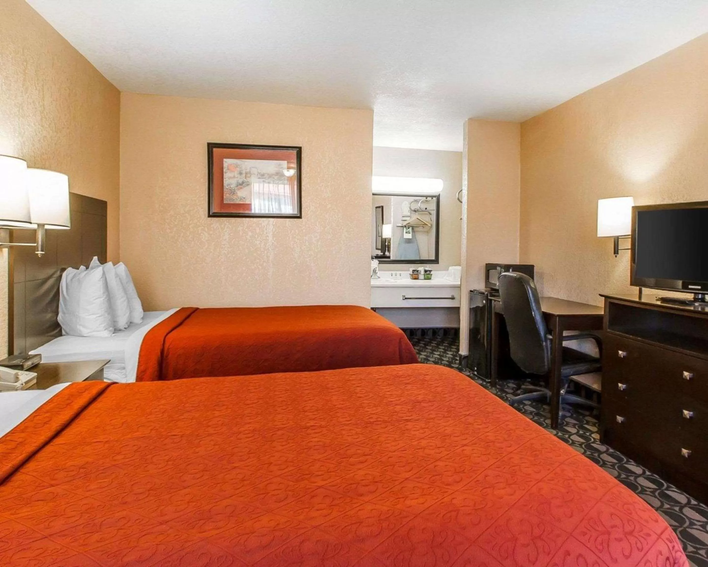 Photo of the whole room in Quality Inn Ada near University