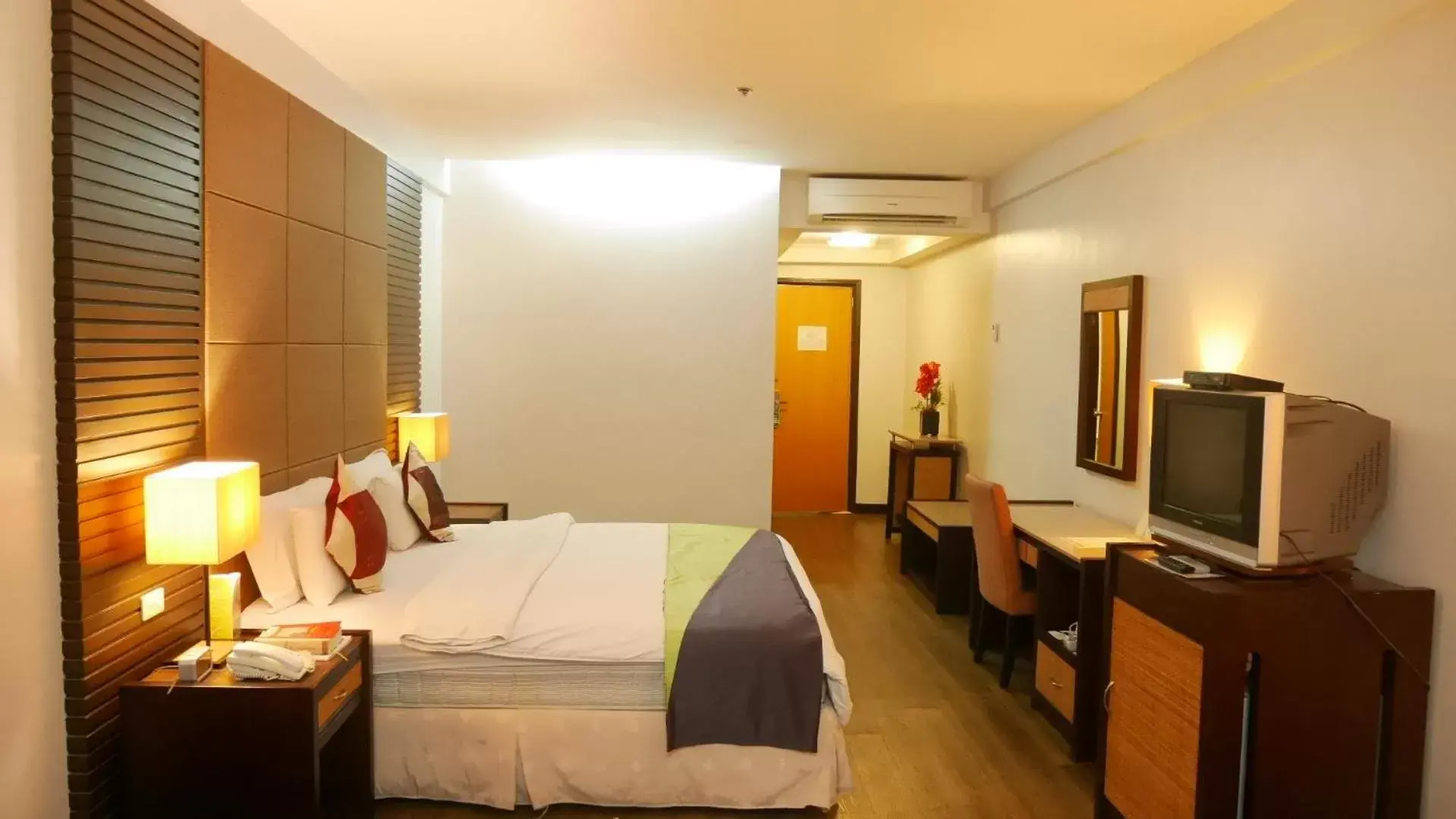 Bedroom, TV/Entertainment Center in Circle Inn Hotel and Suites Bacolod