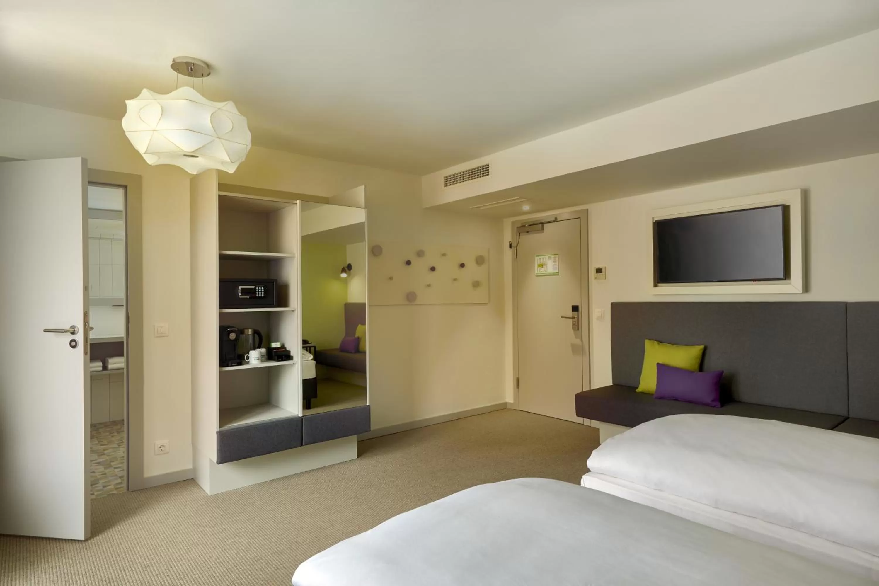 Photo of the whole room, Bed in H+ Hotel Wien