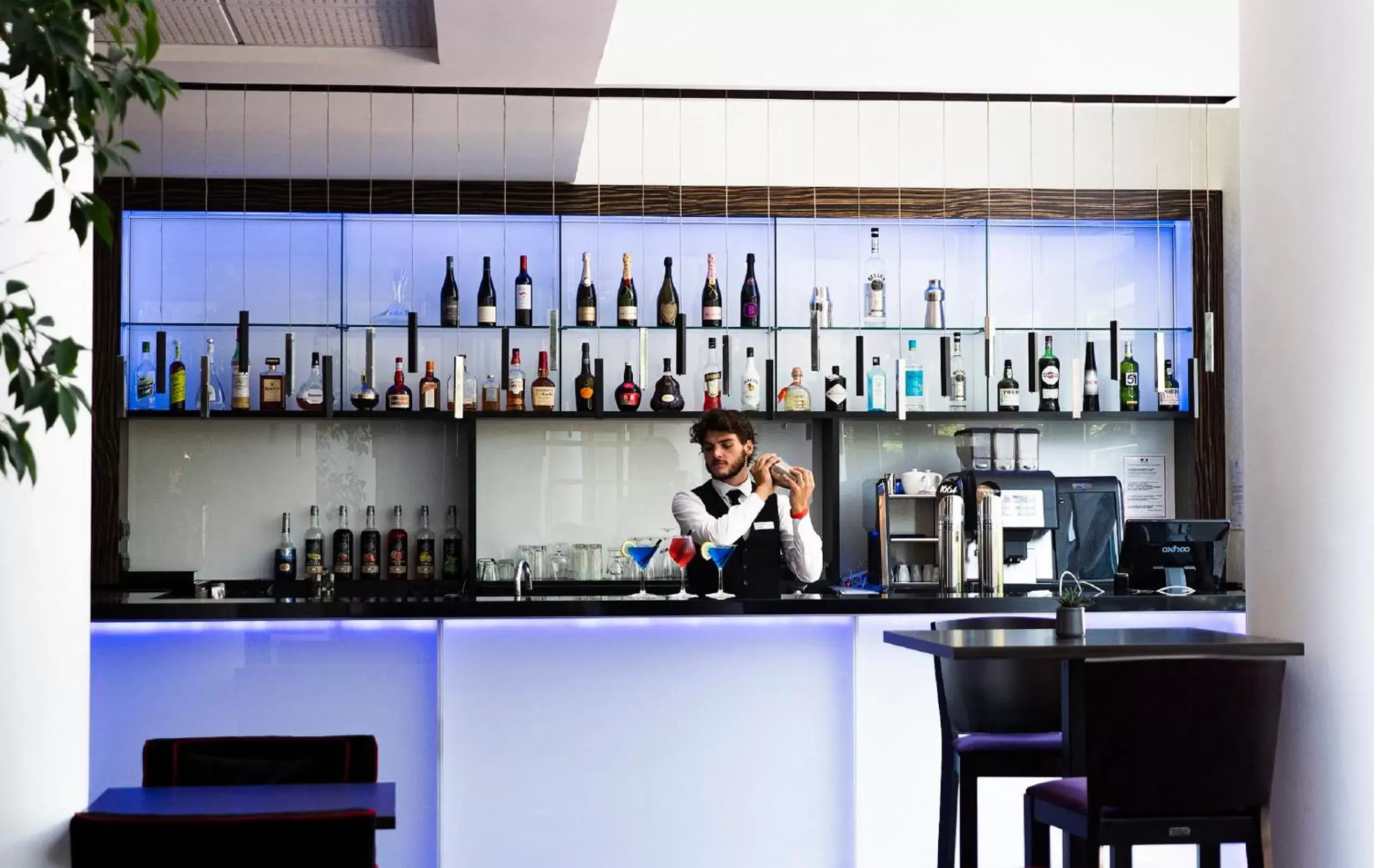 Lounge or bar in Crowne Plaza Montpellier Corum, an IHG Hotel