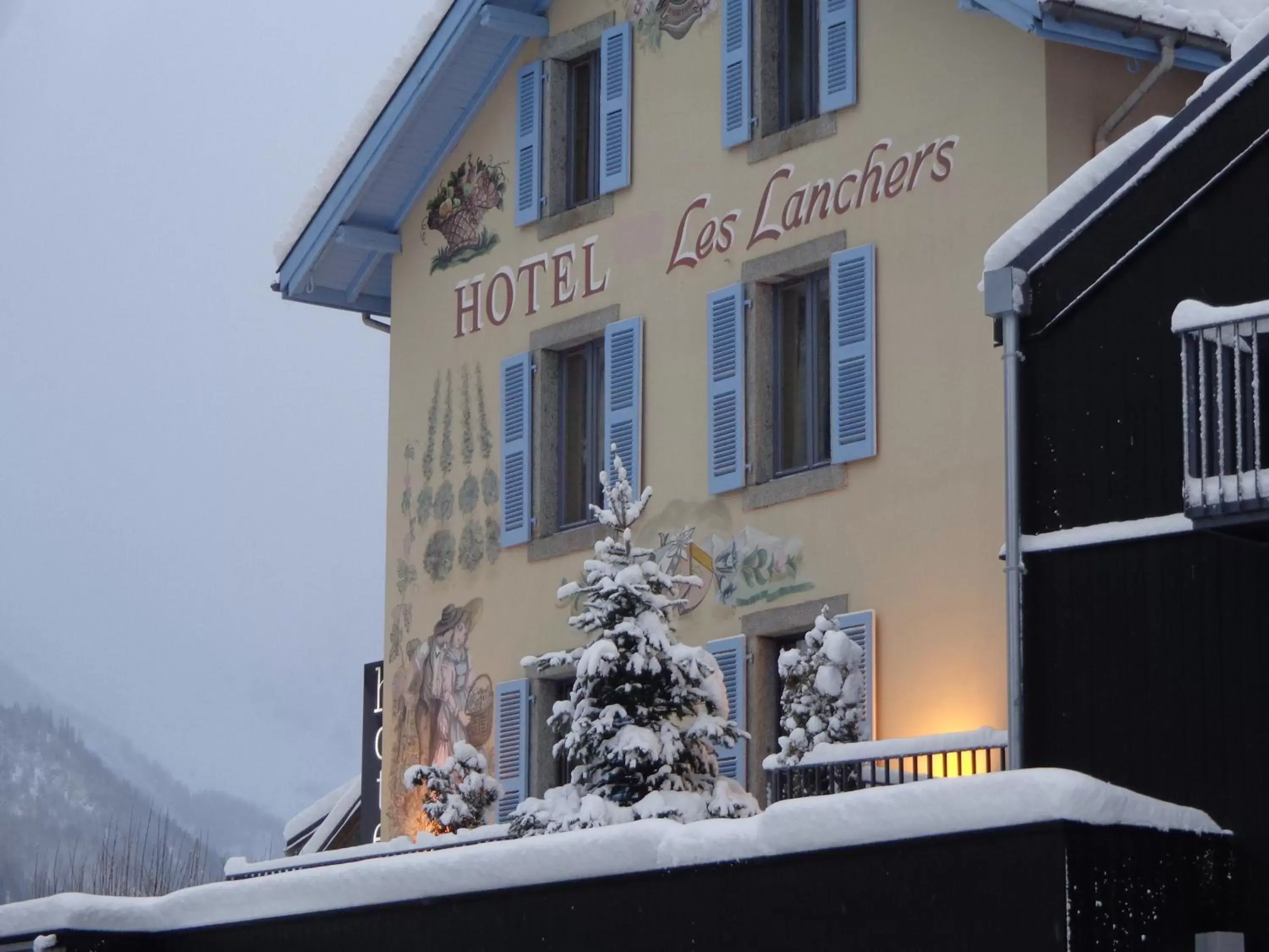 Facade/entrance, Winter in Hotel Les Lanchers
