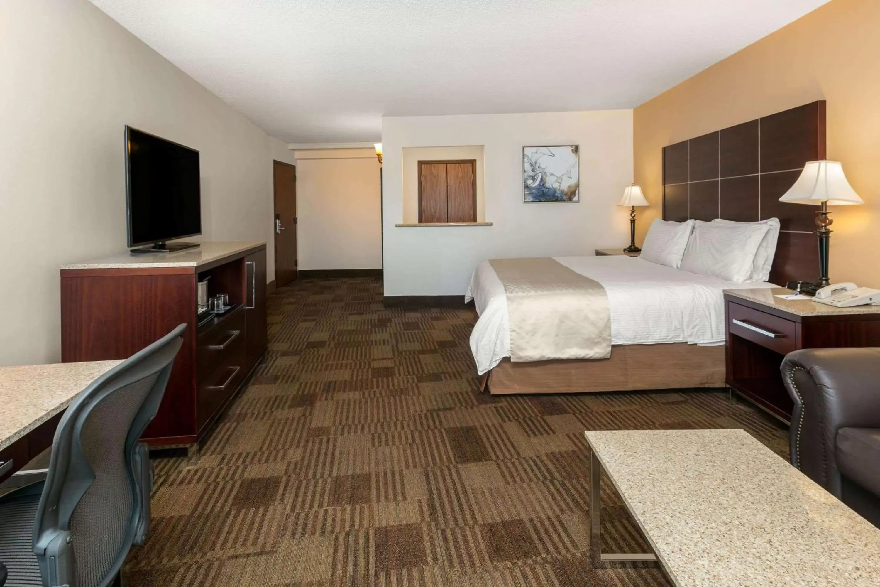 Photo of the whole room, TV/Entertainment Center in Wyndham Riverfront Hotel