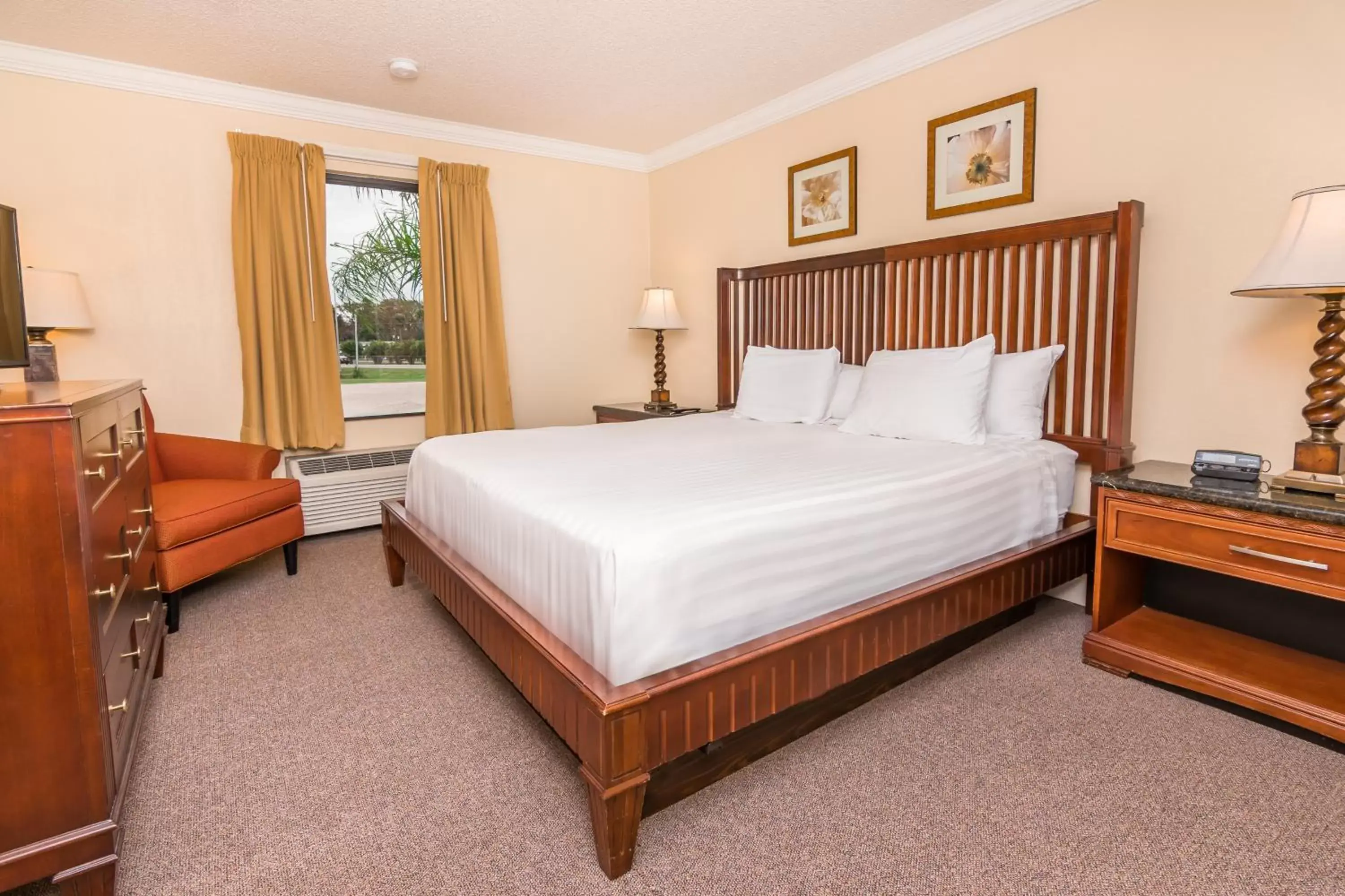 Bed in Days Inn & Suites by Wyndham Lake Okeechobee