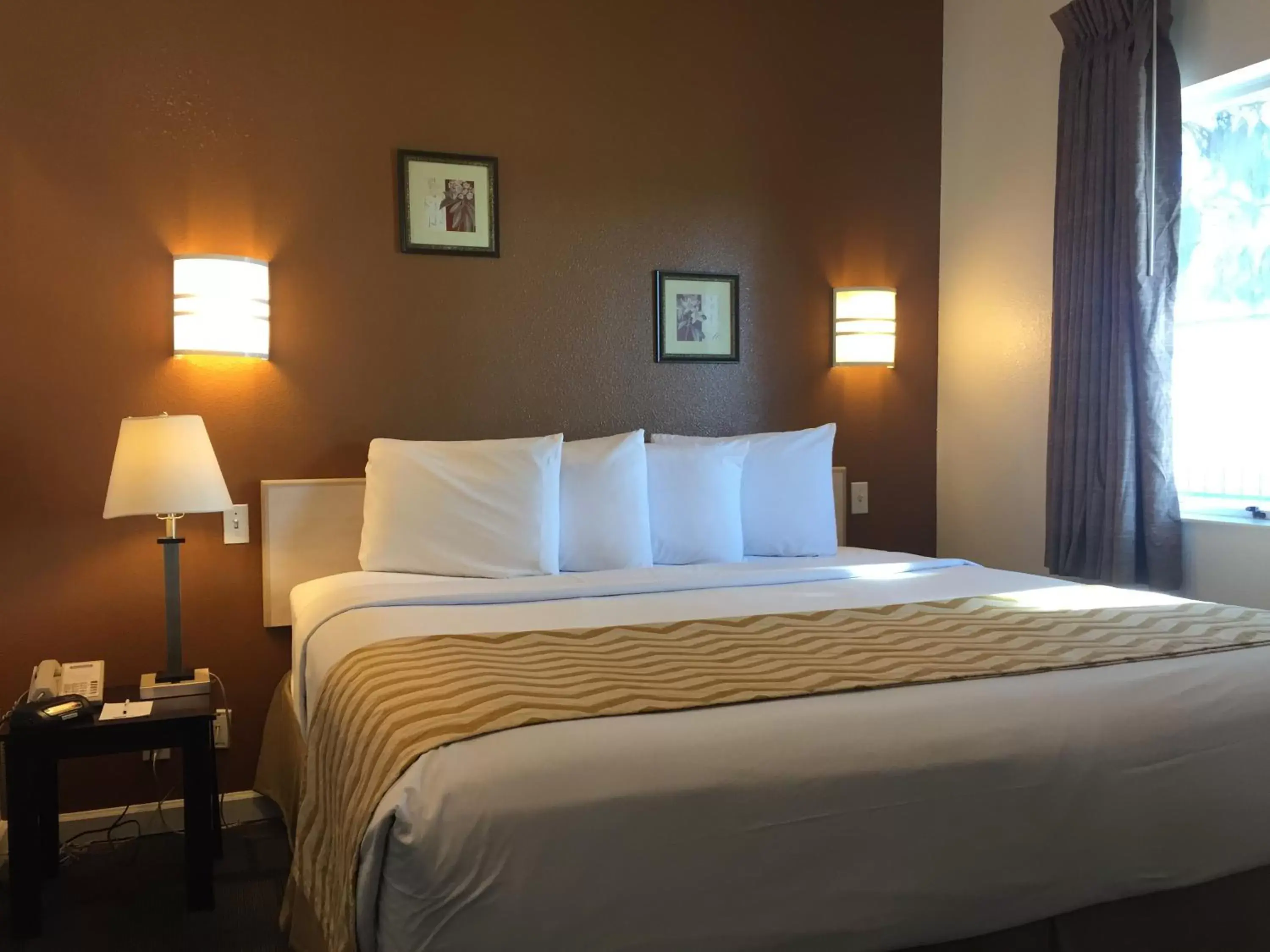 Bed in Quality Inn Yuba City-Marysville