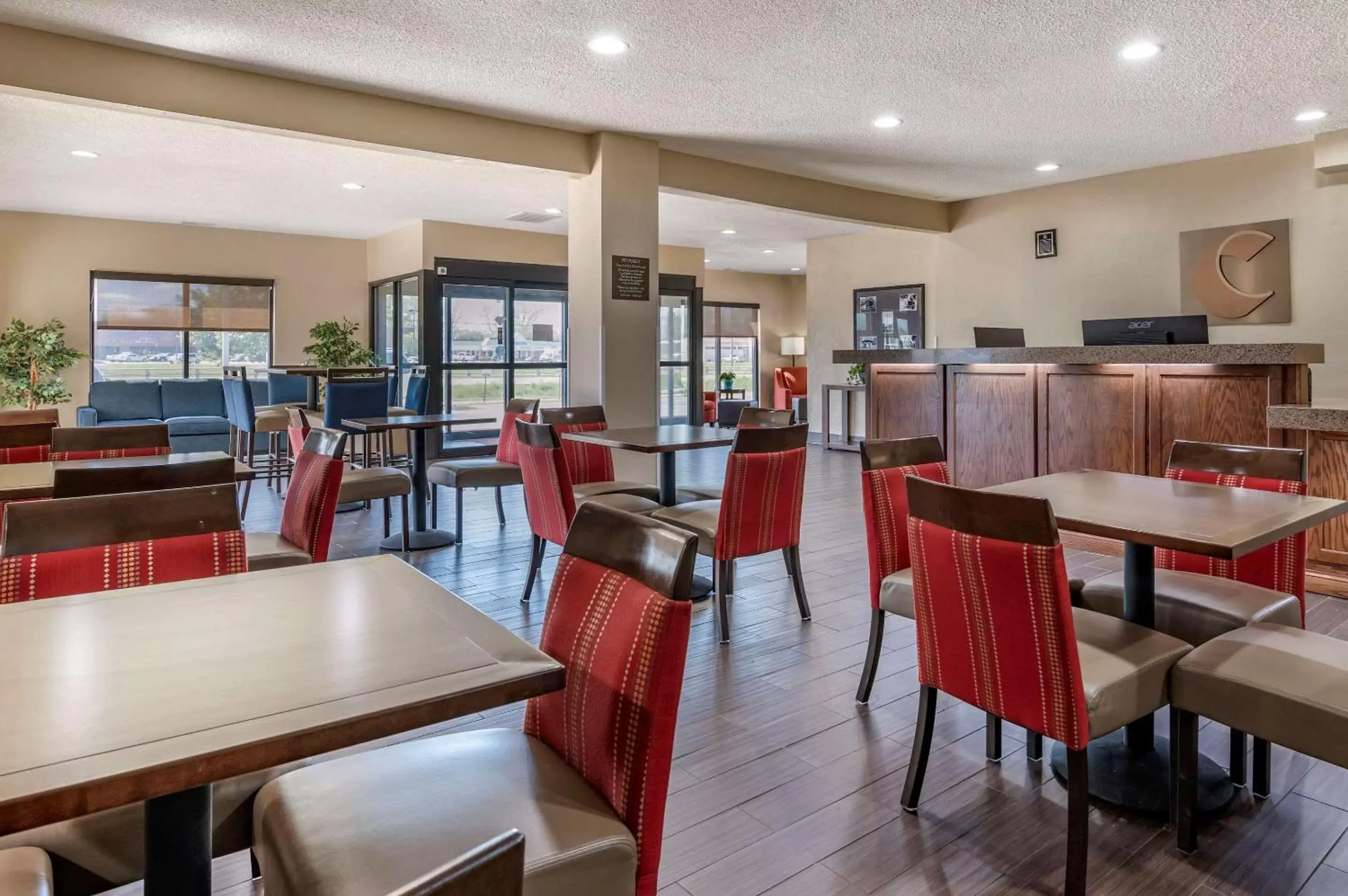 Restaurant/Places to Eat in Comfort Inn Near Kokomo Speedway