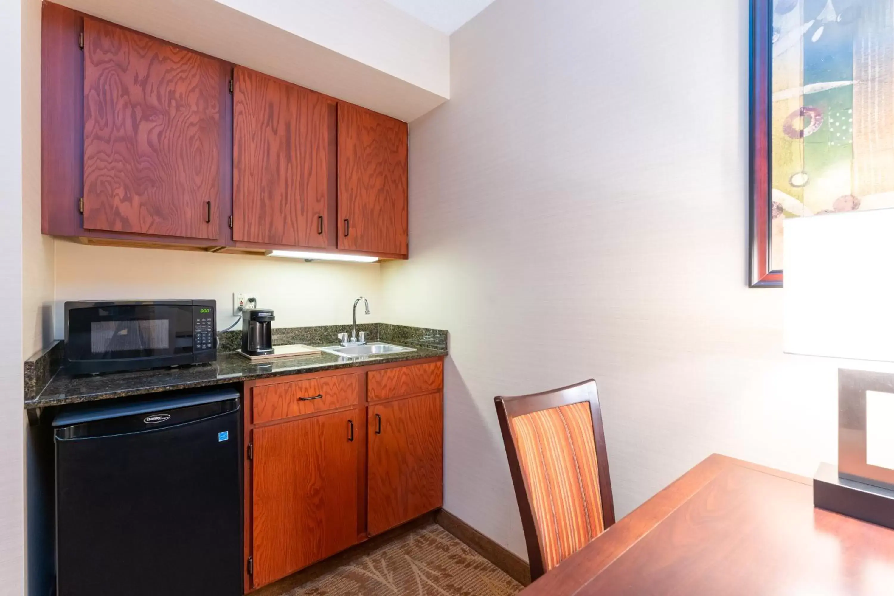 Dining area, Kitchen/Kitchenette in Kahler Inn and Suites