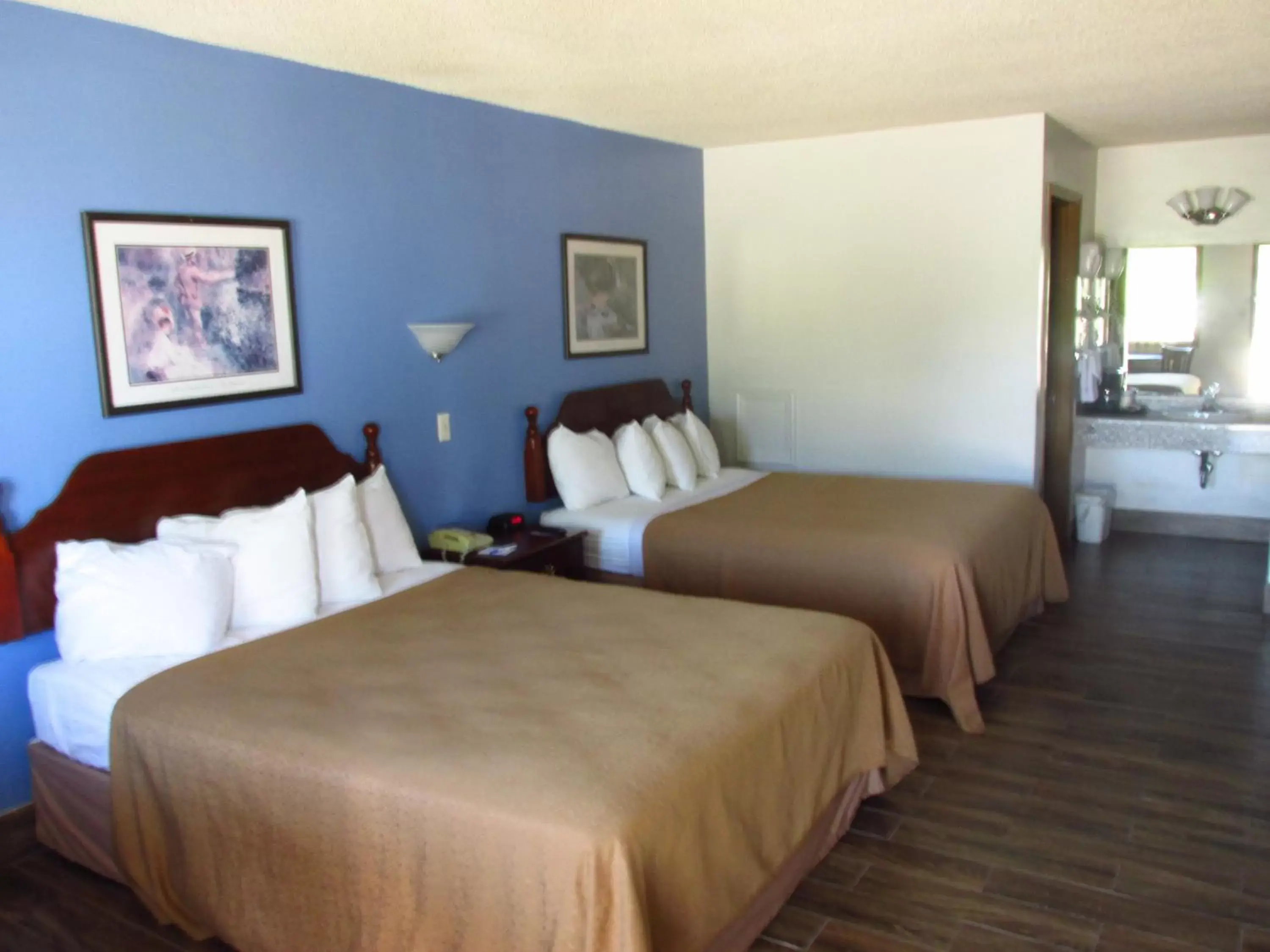 Bed in Americas Best Value Inn-Celina