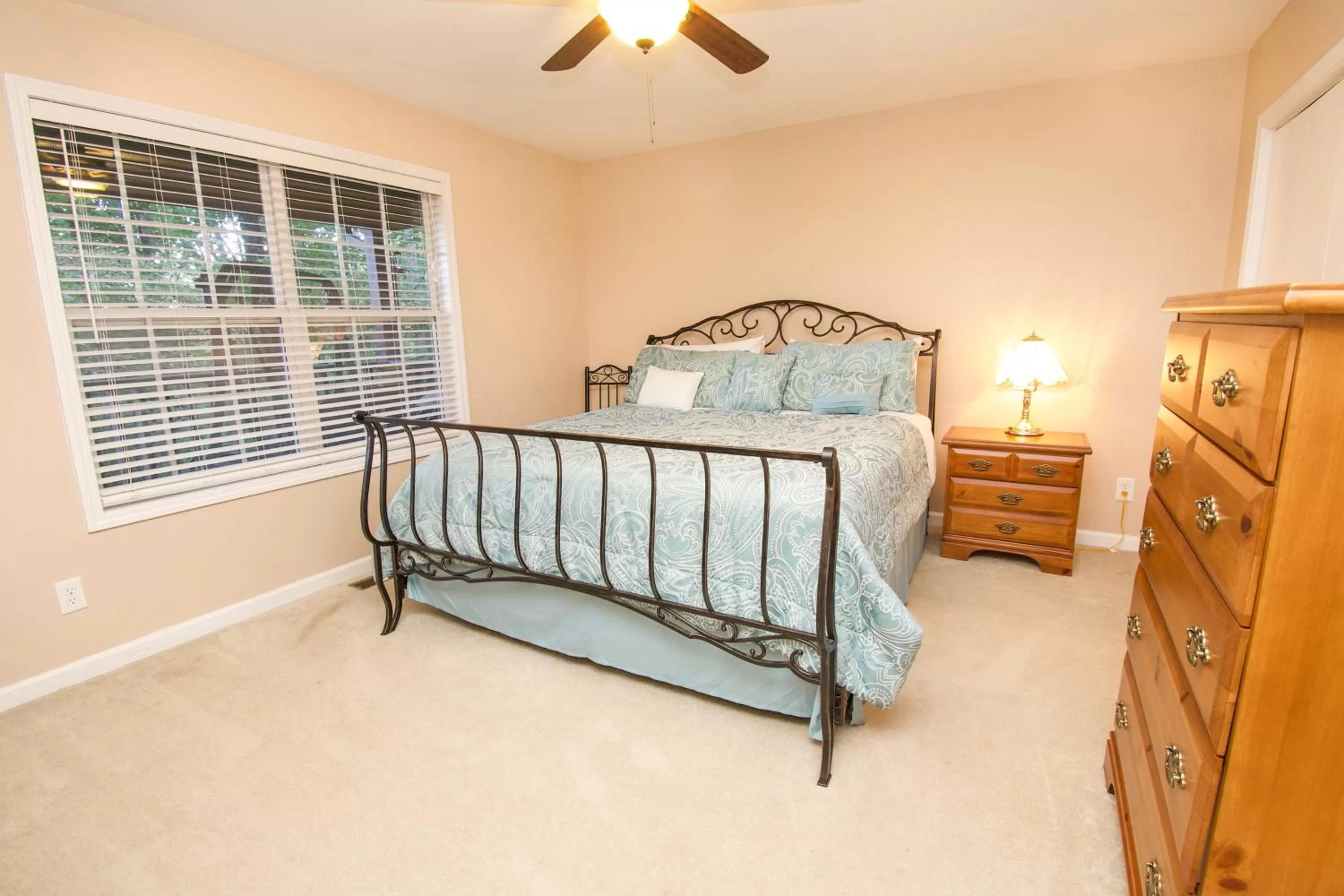 Bed in Paradise Hills, Winery Resort & Spa