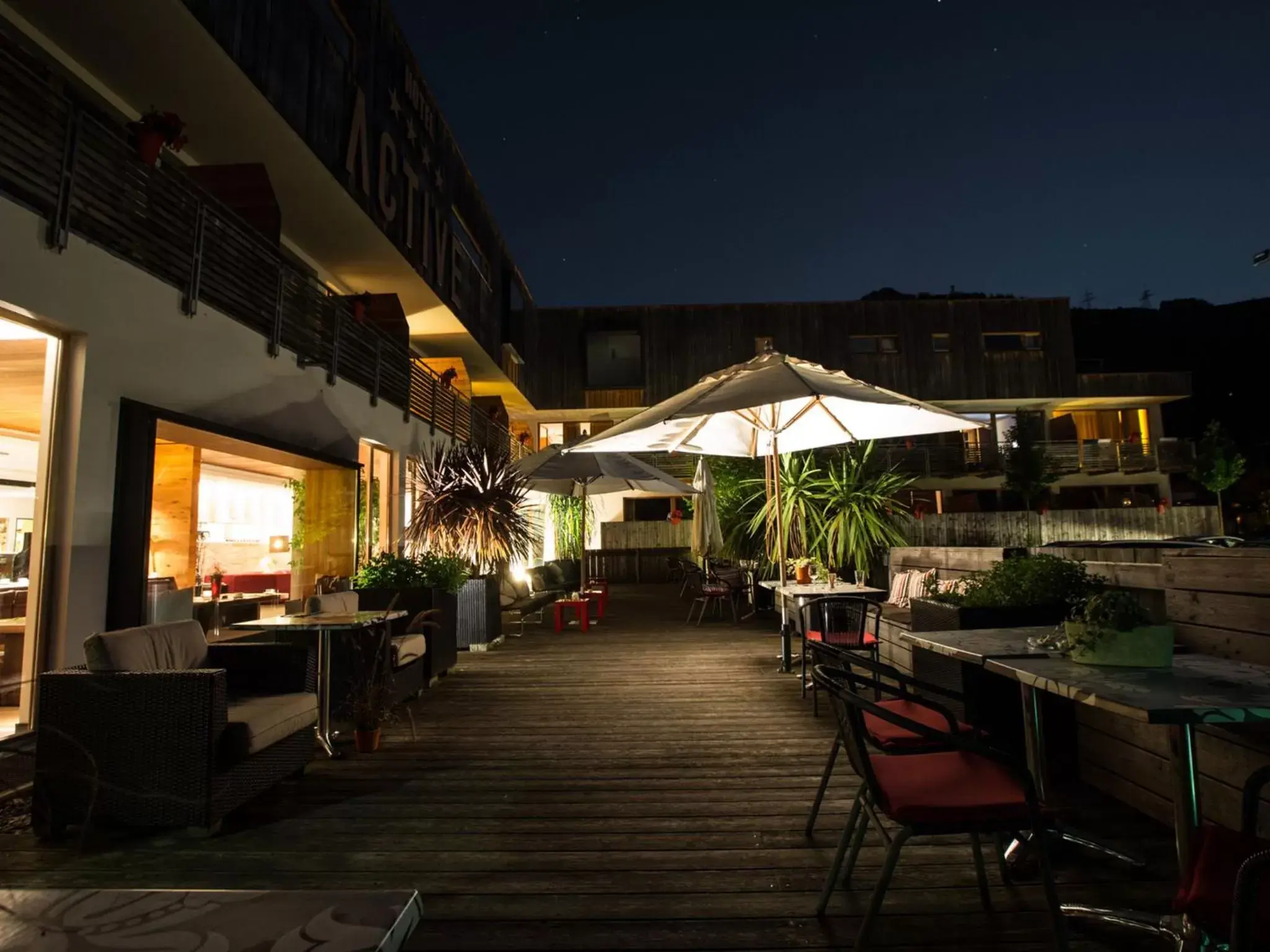 Night, Restaurant/Places to Eat in ACTIVE by Leitner's