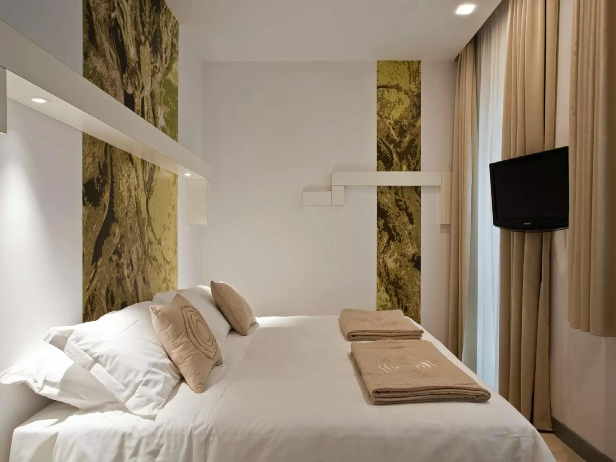 Photo of the whole room, Bed in Eos Hotel