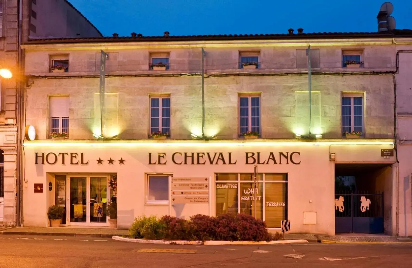 Property Building in Cit'Hotel Le Cheval Blanc