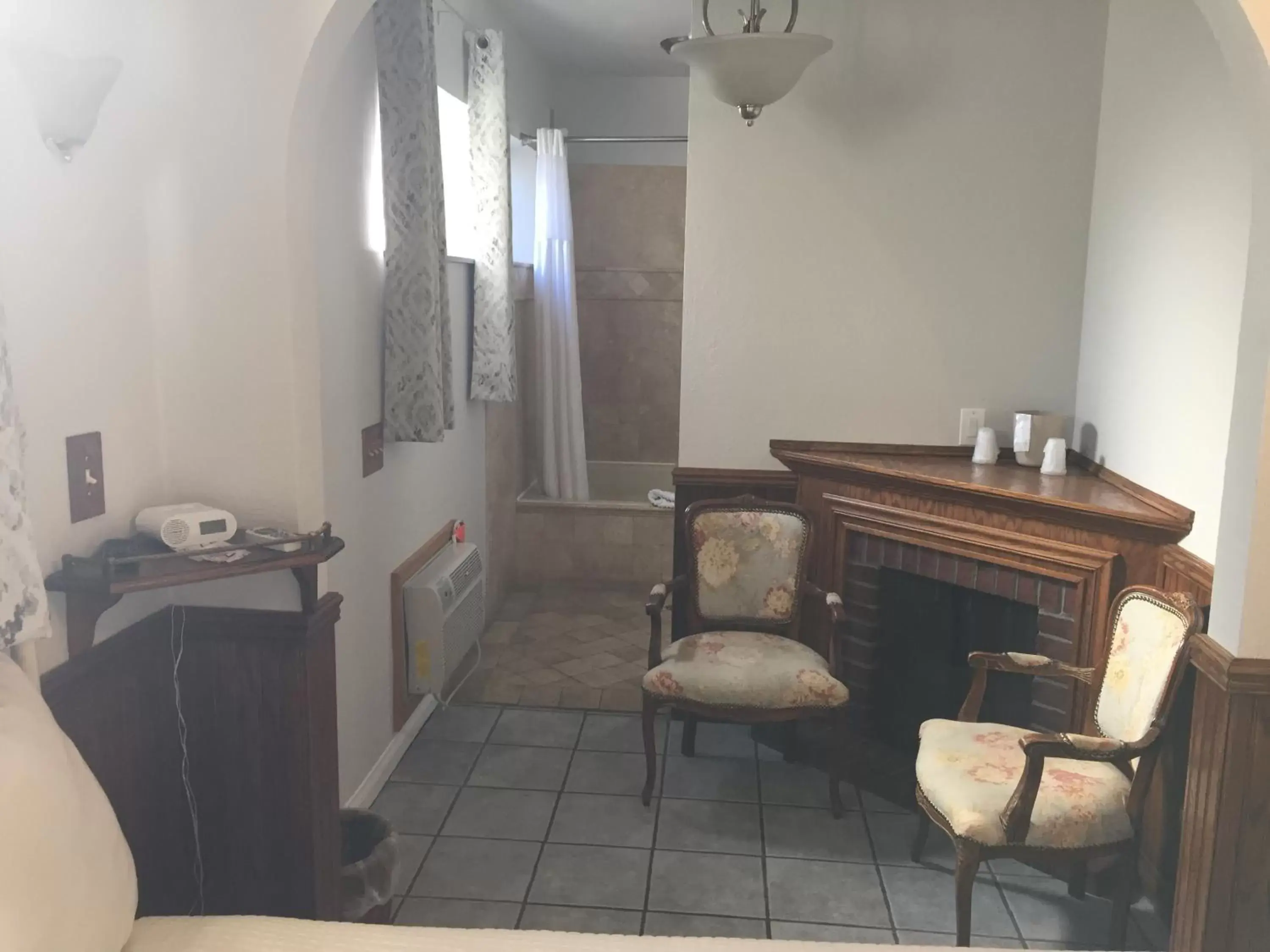 Seating area, Bathroom in Catalina Island Seacrest Inn