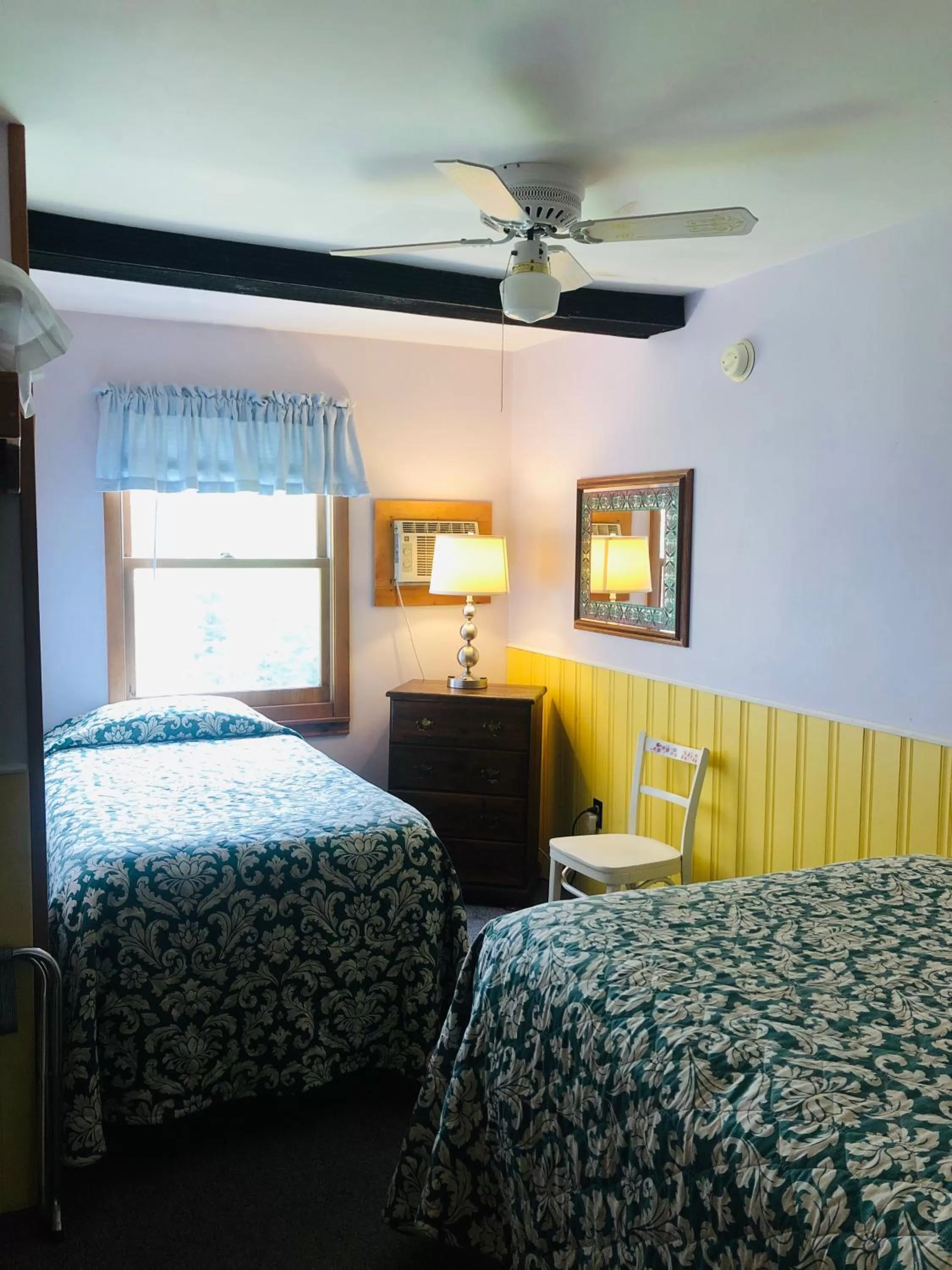 Photo of the whole room, Bed in Gray Ghost Inn
