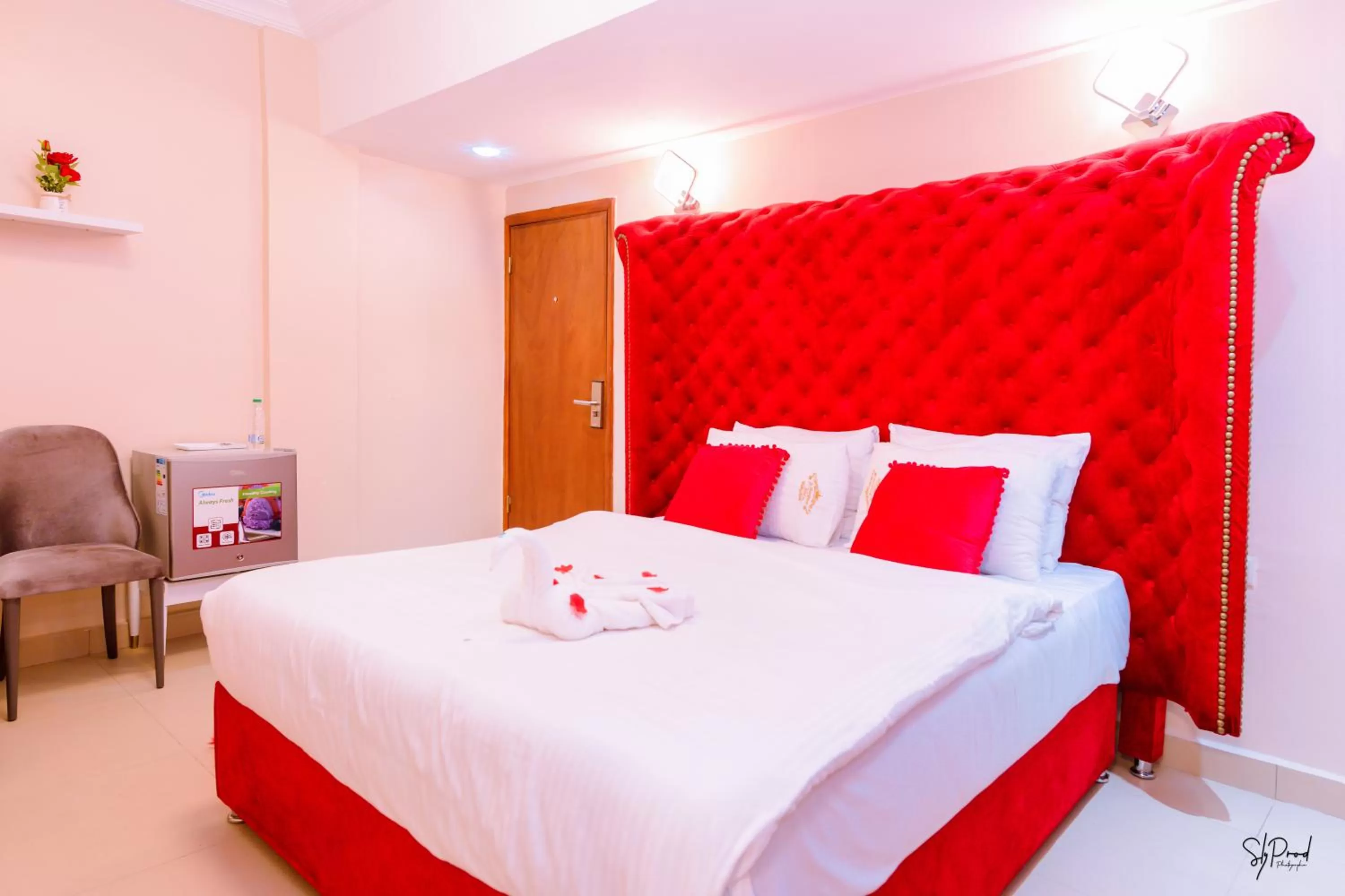 Bedroom, Bed in Hôtel La Principauté Douala Bonapriso