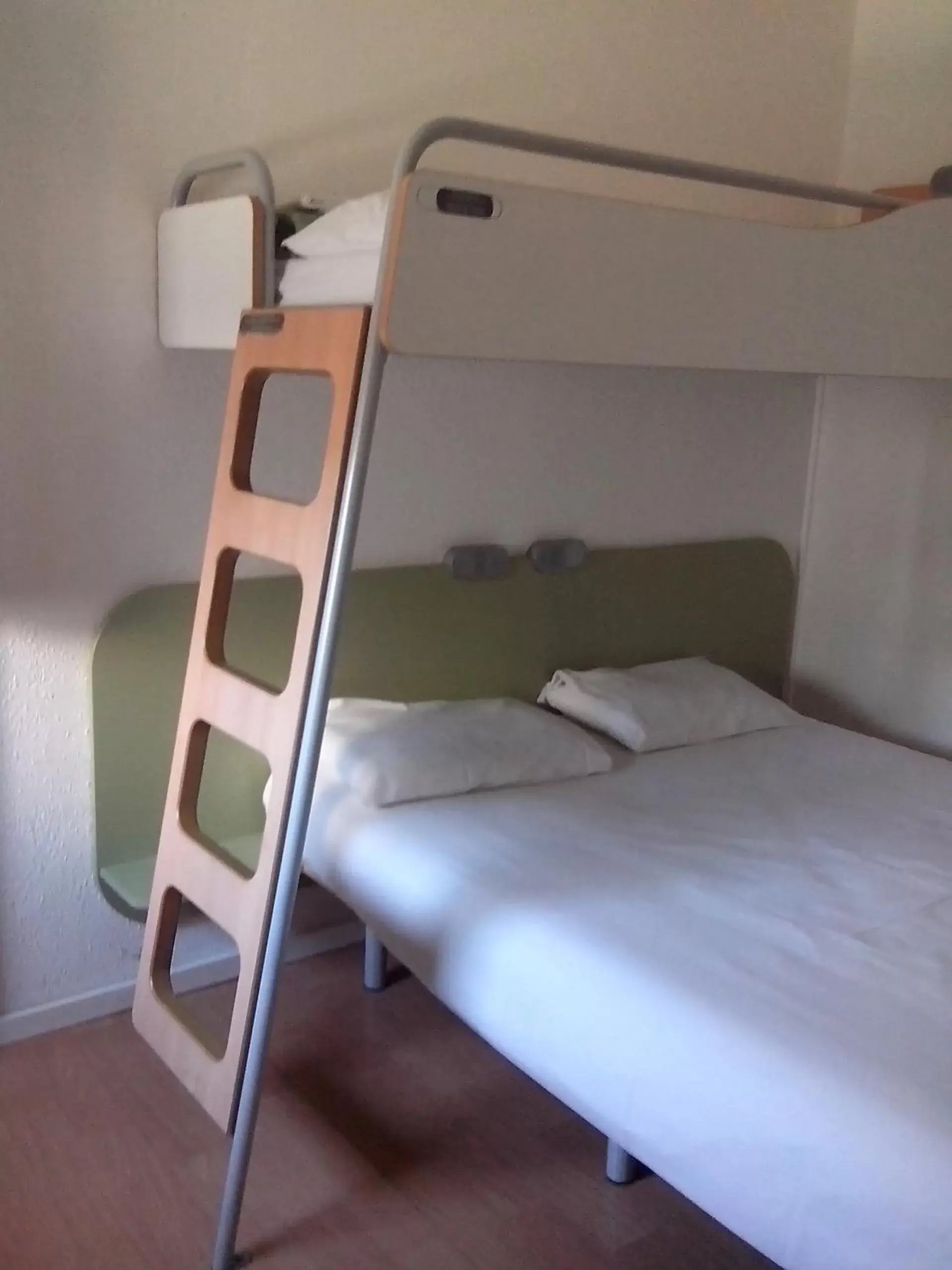 Bed, Bunk Bed in ibis budget Poitiers Sud