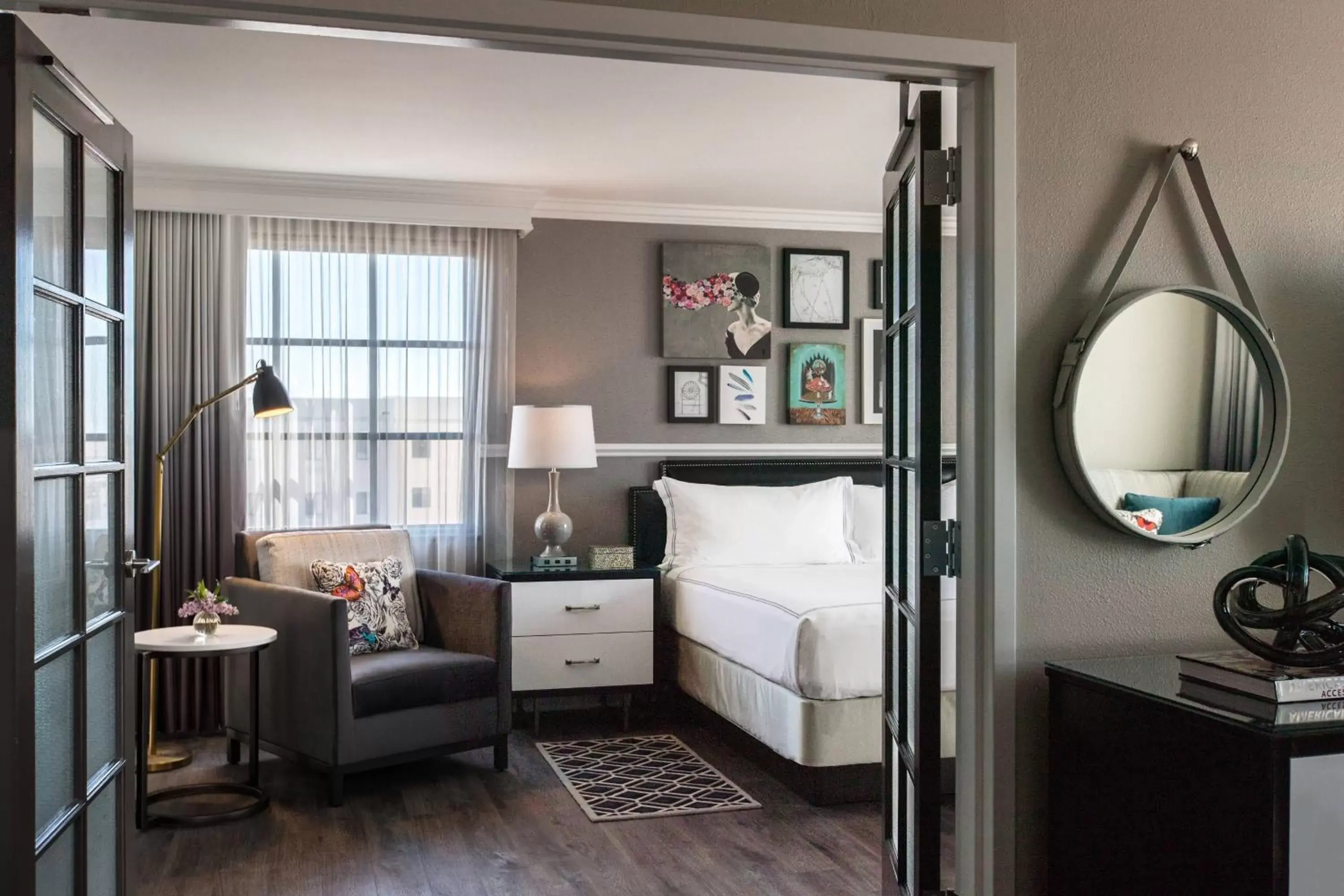 Bedroom, Seating Area in The Lindy Renaissance Charleston Hotel