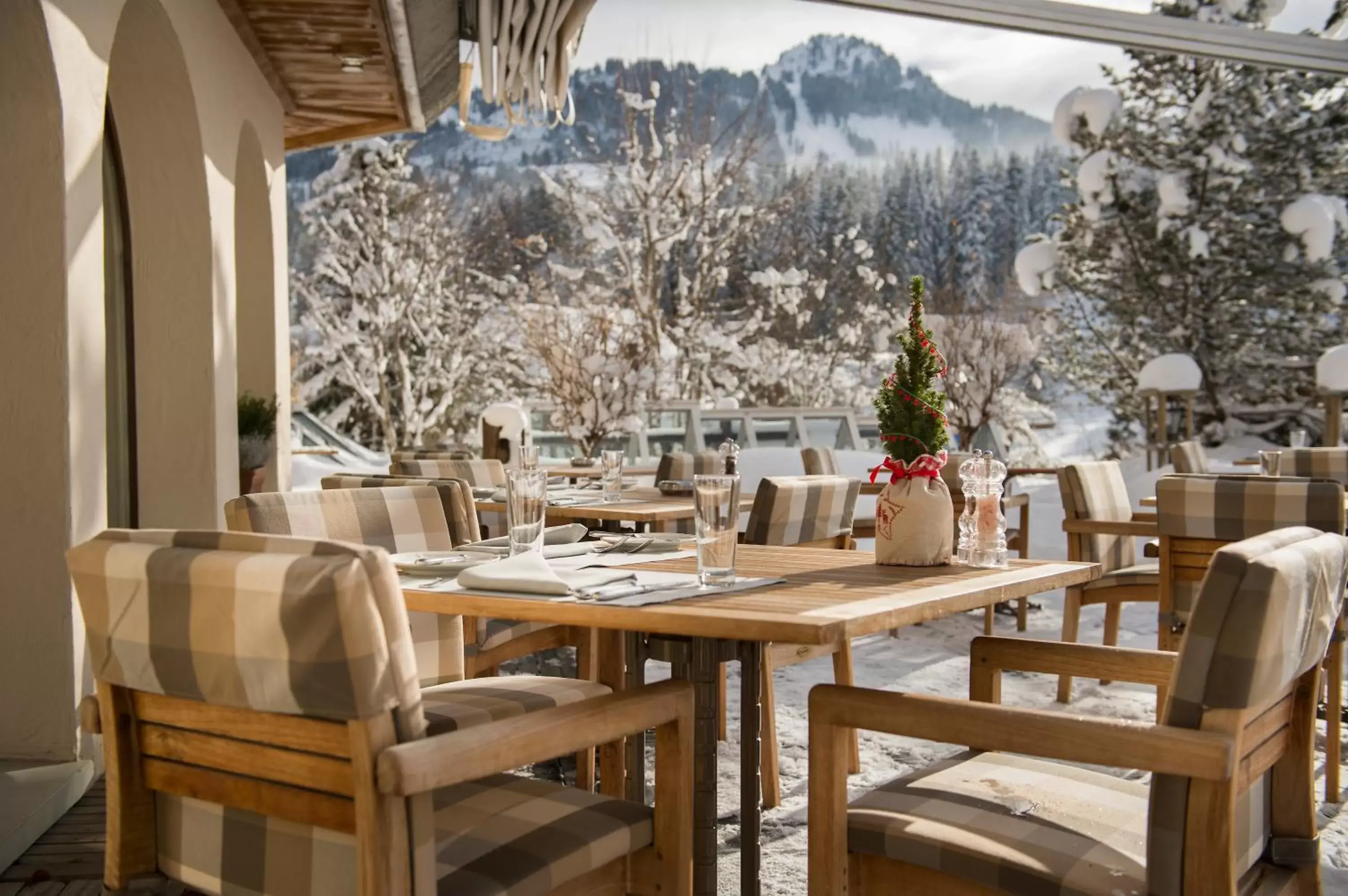 Balcony/Terrace, Restaurant/Places to Eat in GOLFHOTEL Les Hauts de Gstaad & SPA