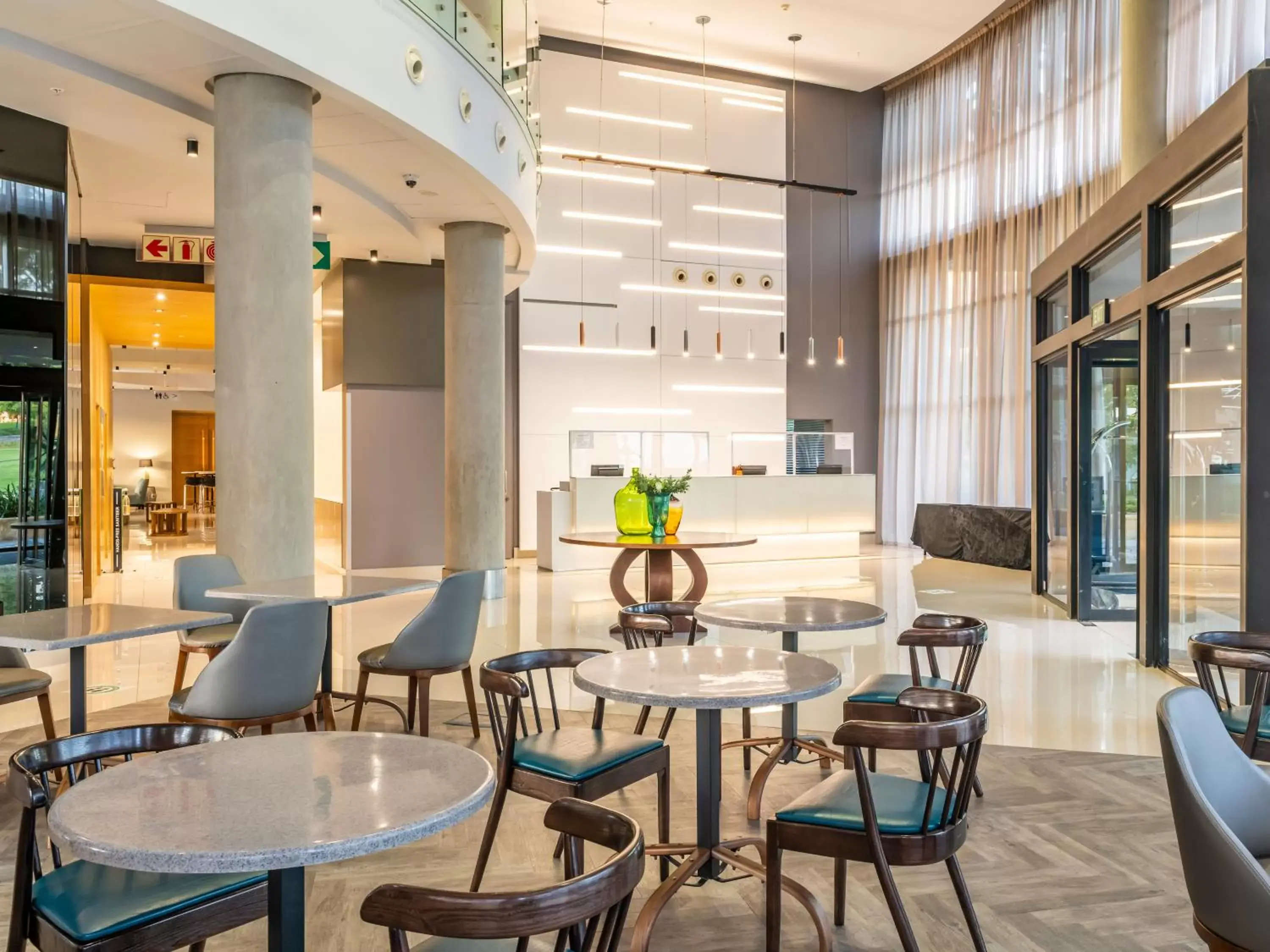 Lobby or reception, Lounge/Bar in aha Gateway Hotel Umhlanga