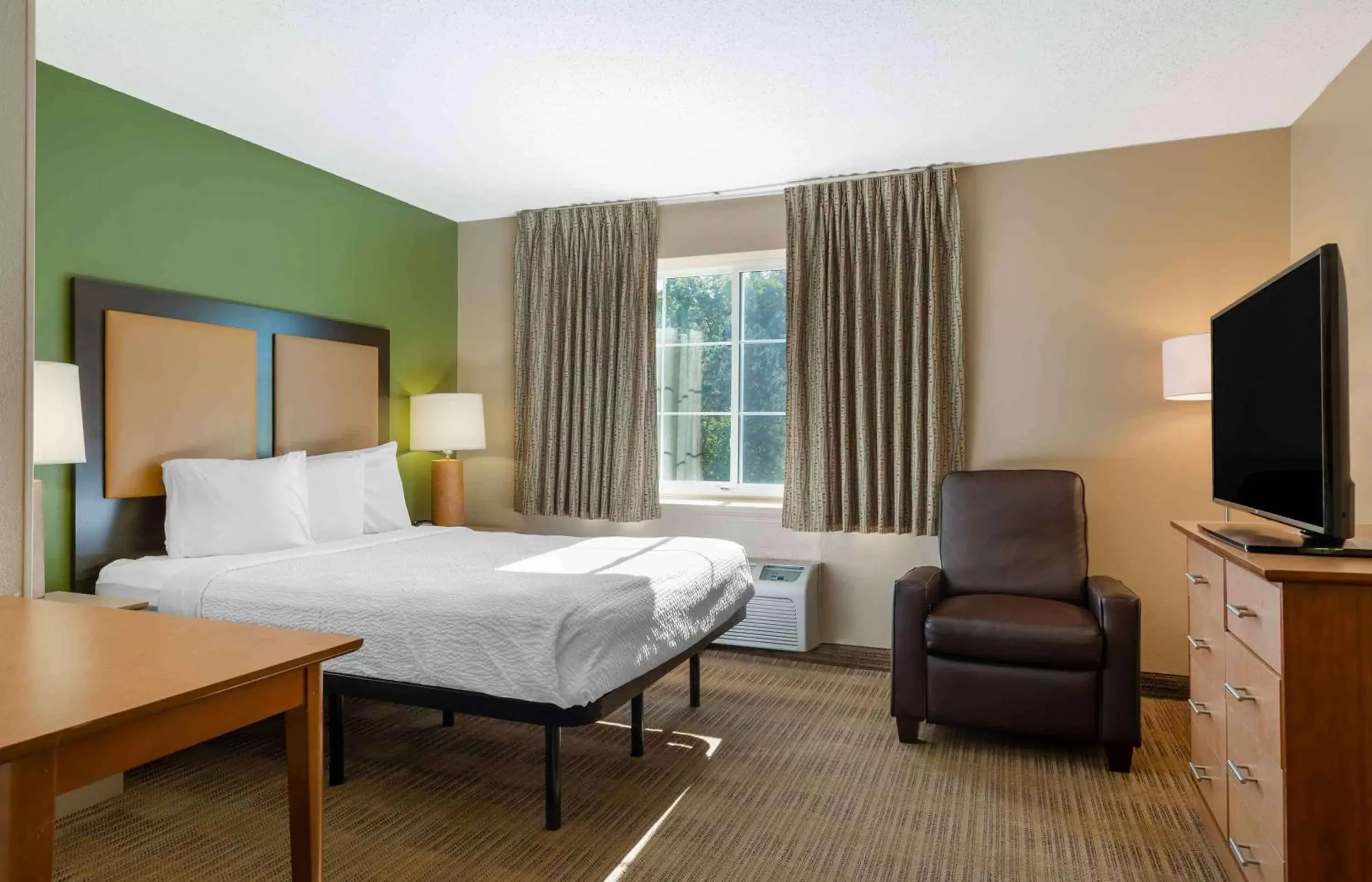 Bedroom, Bed in Extended Stay America Suites - Hartford - Farmington