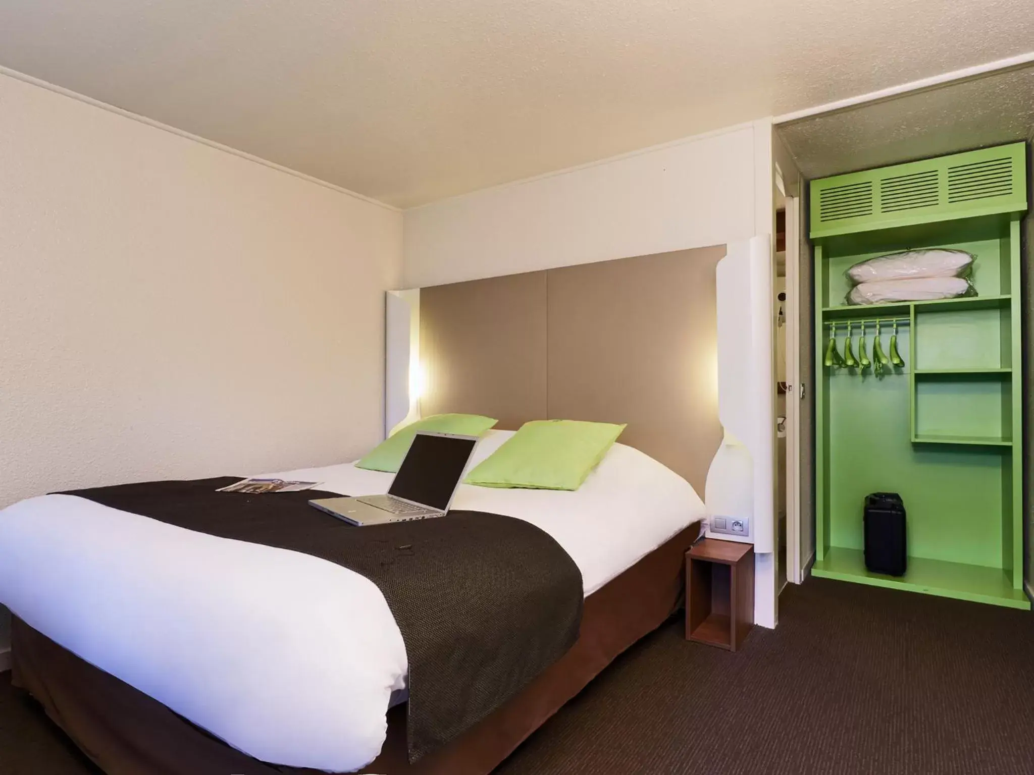 Bedroom, Bed in Campanile Saint-Quentin-En-Yvelines