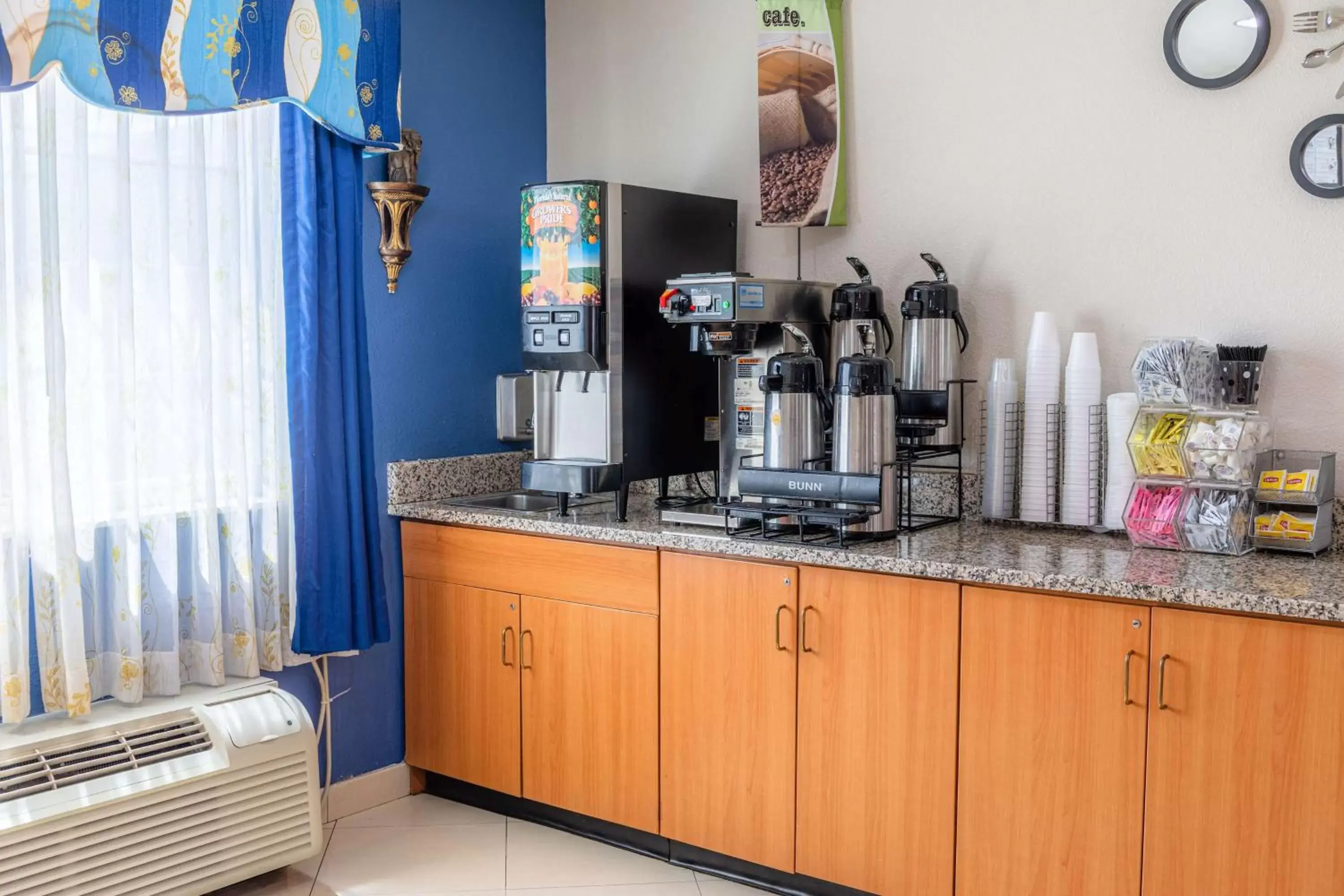 Restaurant/places to eat, Kitchen/Kitchenette in Microtel Inn & Suites by Wyndham Kingsland
