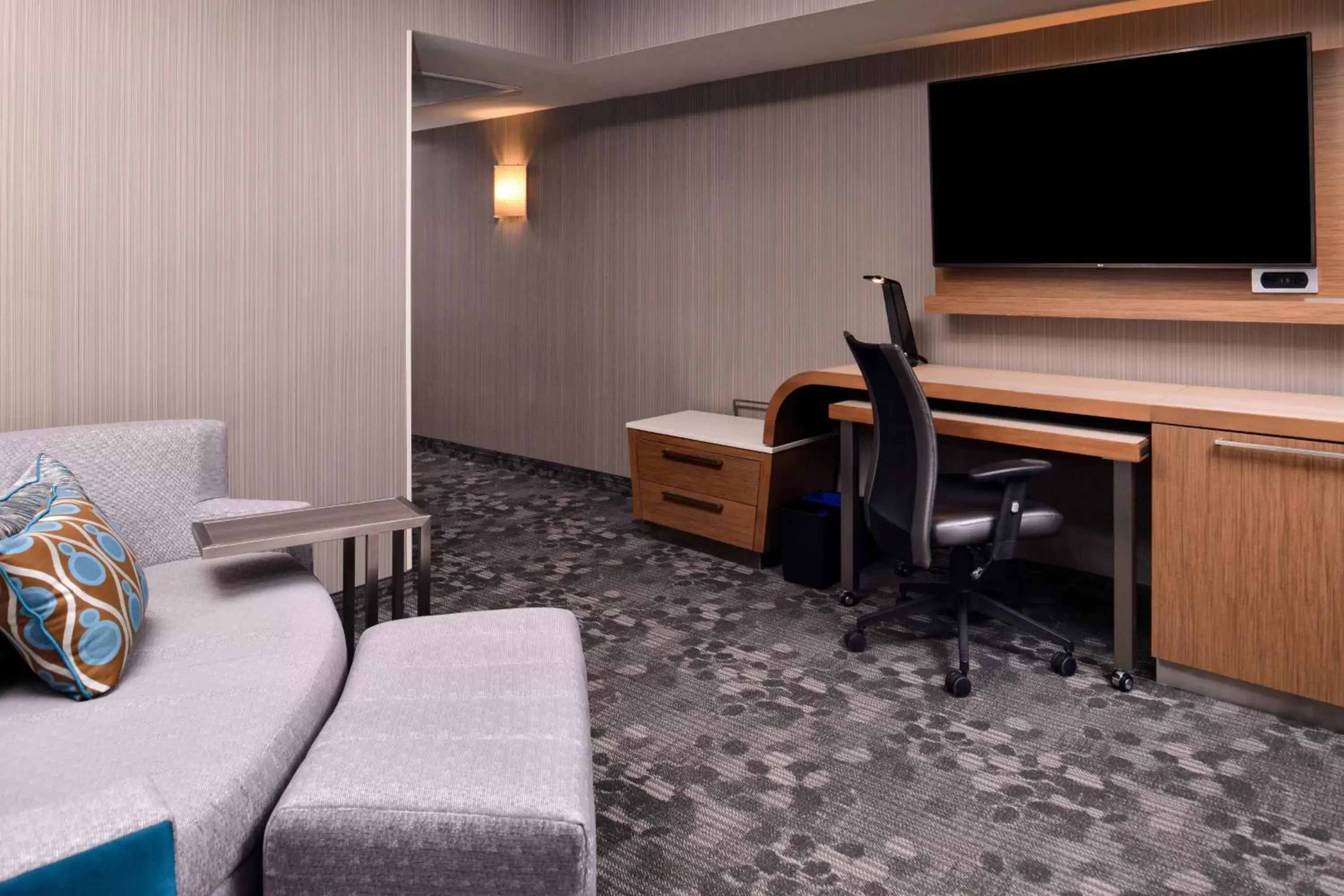 Photo of the whole room, TV/Entertainment Center in Courtyard by Marriott Edina Bloomington